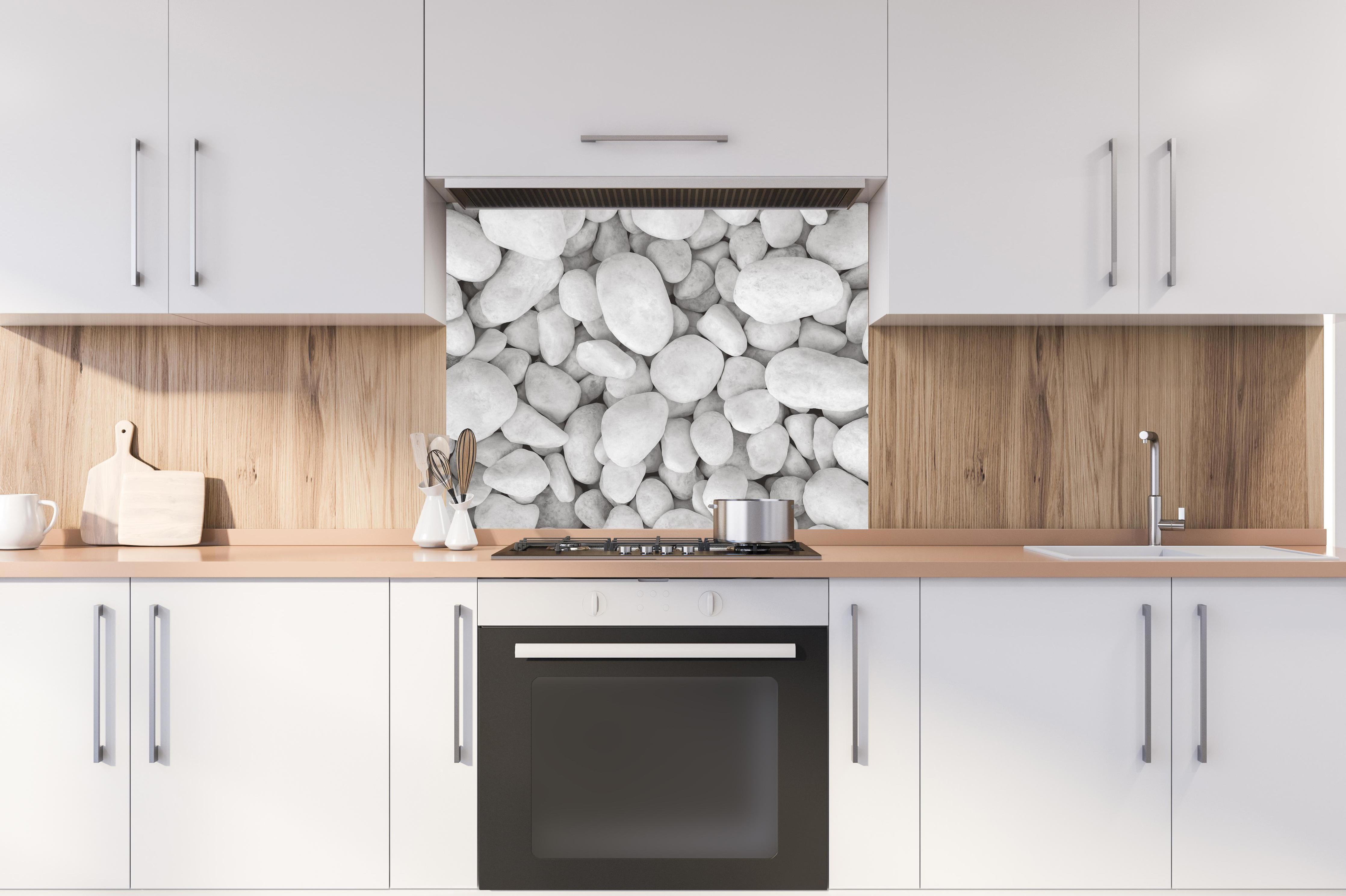 Spritzschutz - Weißer Kieselstein hinter stilvollem Gasherd unter Dunstabzugshaube