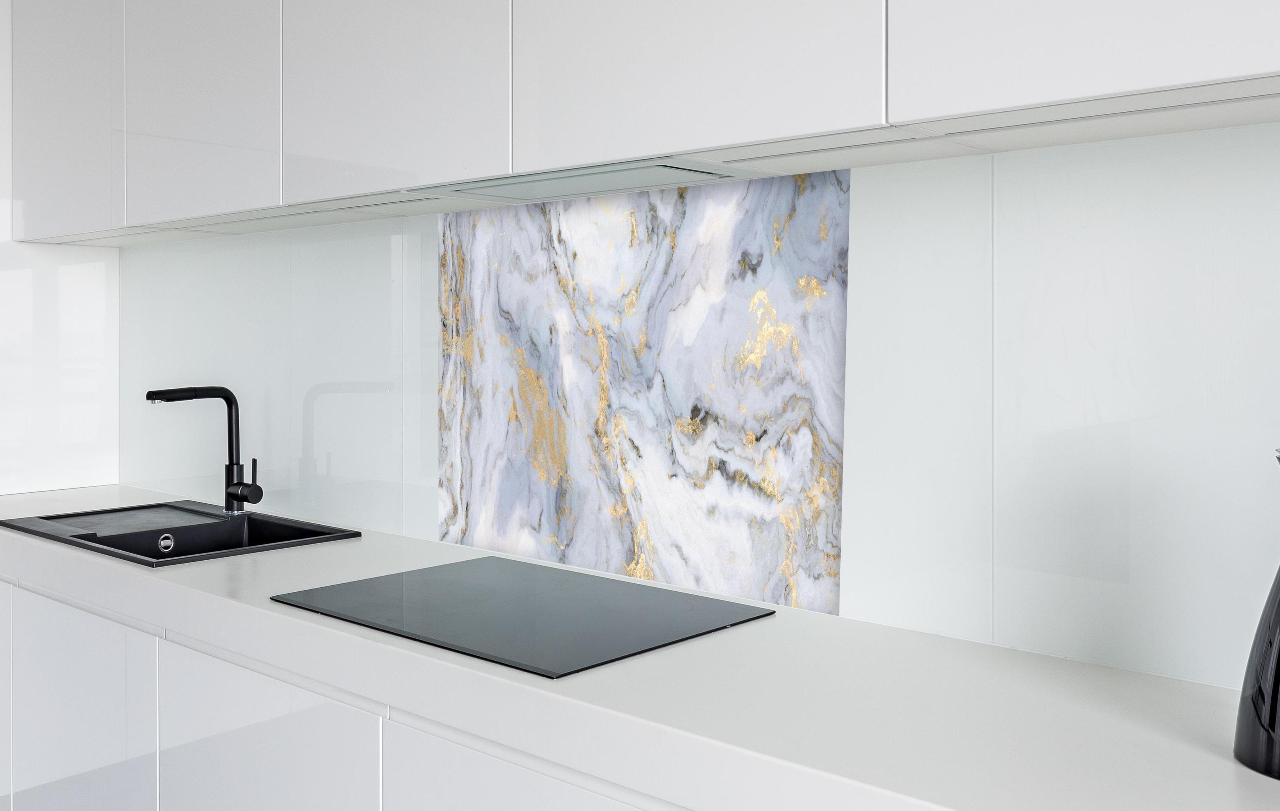 Spritzschutz - Weißer Marmor mit Goldelementen in weißer Hochglanz-Küche hinter einem Cerankochfeld