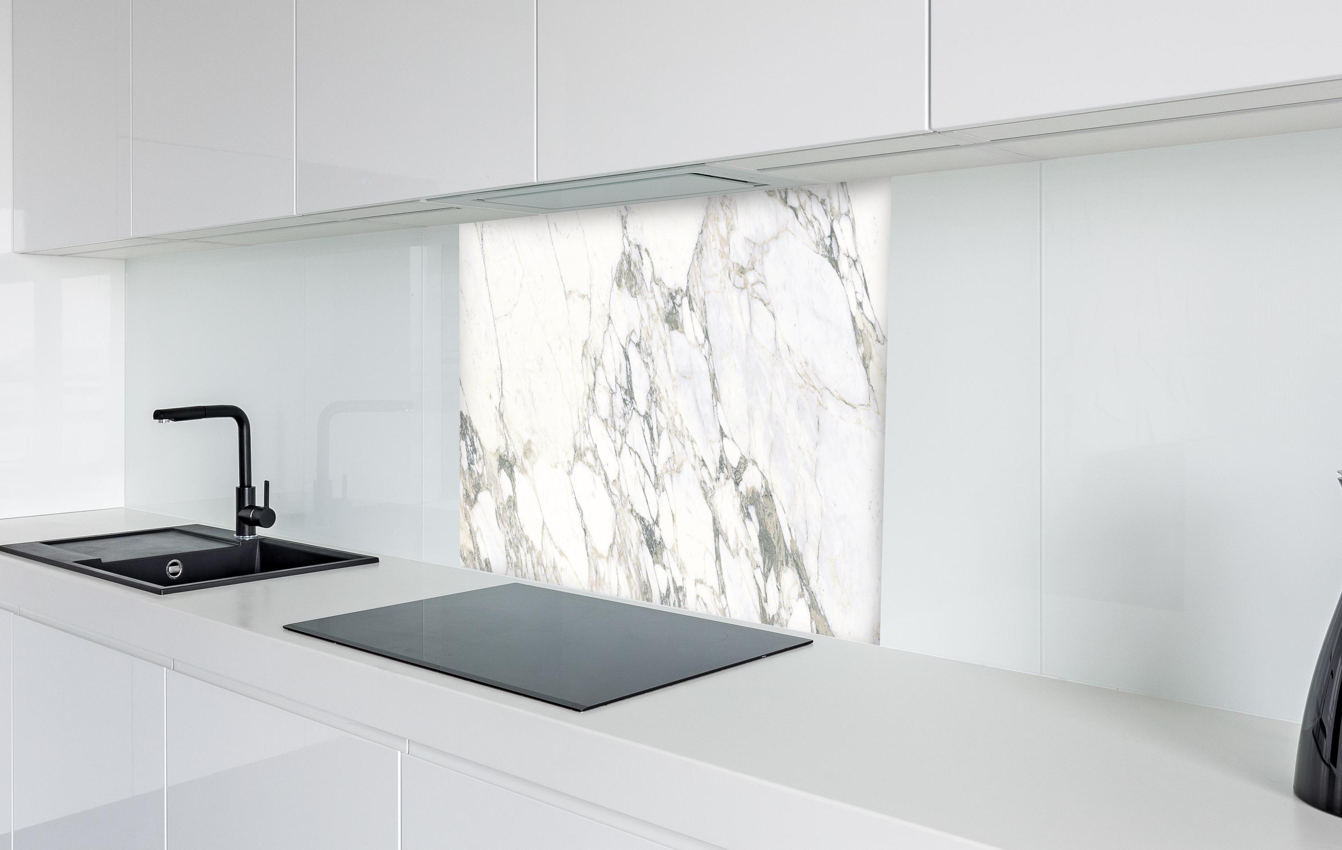 Spritzschutz - Weißer brüchiger Marmor in weißer Hochglanz-Küche hinter einem Cerankochfeld