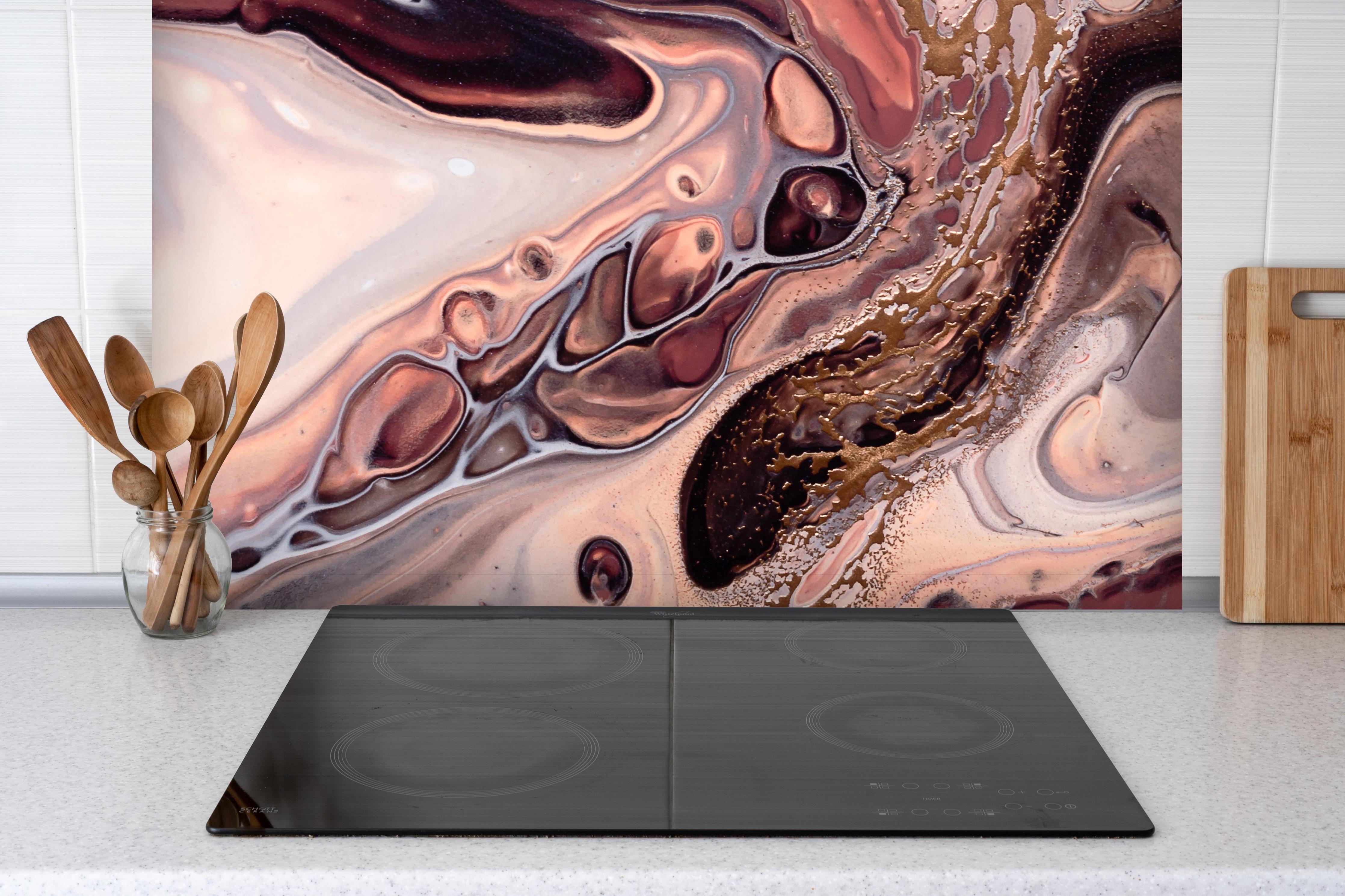 Spritzschutz - Wellen und Blasen - Acryl-Flüssigkunst hinter einem Cerankochfeld zwischen Holz-Kochutensilien