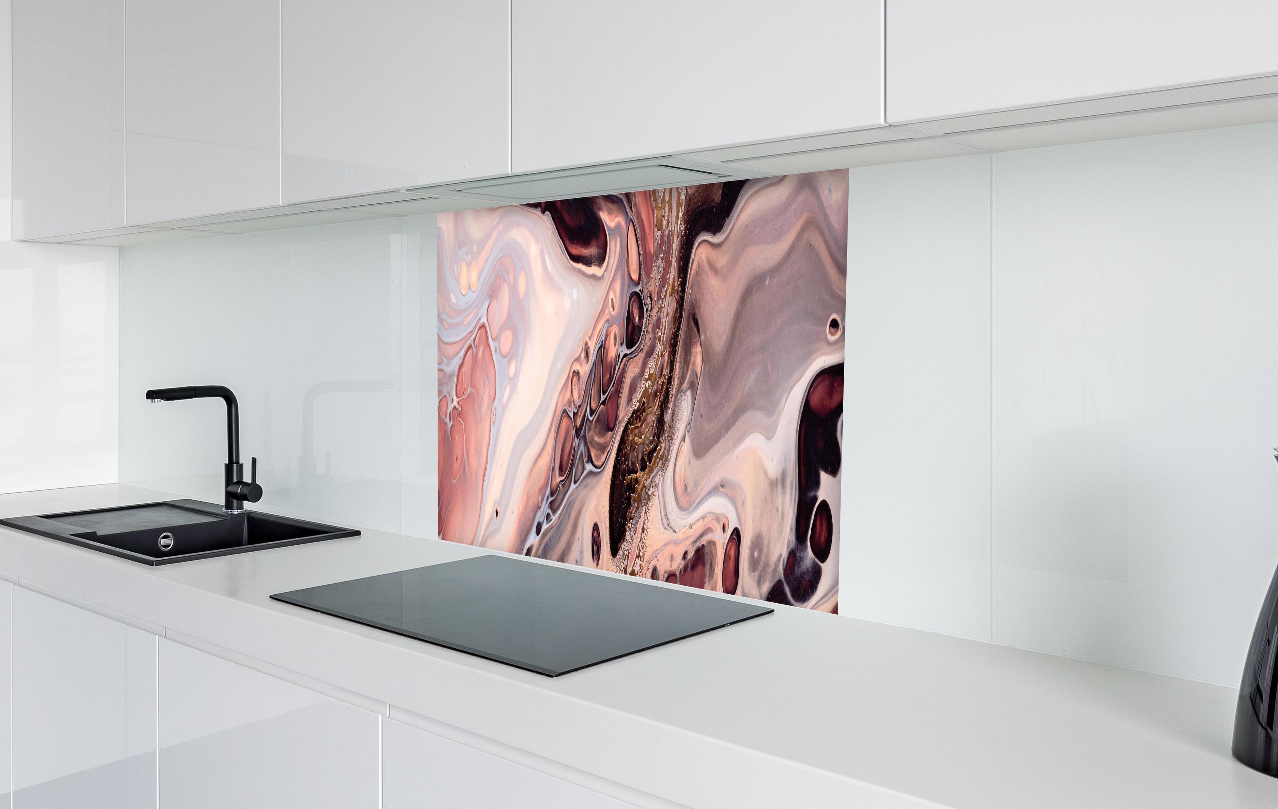 Spritzschutz - Wellen und Blasen - Acryl-Flüssigkunst in weißer Hochglanz-Küche hinter einem Cerankochfeld