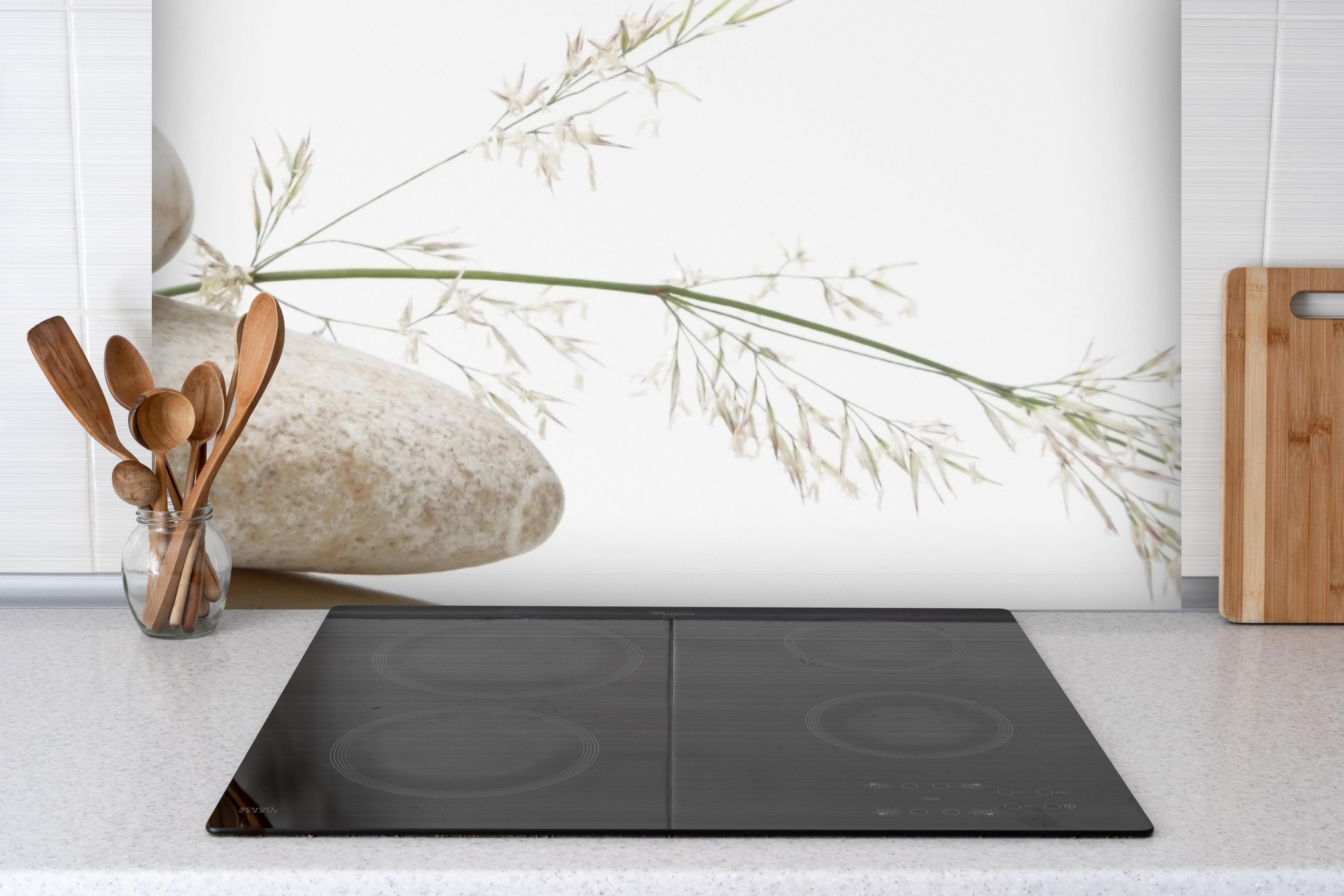 Spritzschutz - Wellness-Stillleben hinter einem Cerankochfeld zwischen Holz-Kochutensilien
