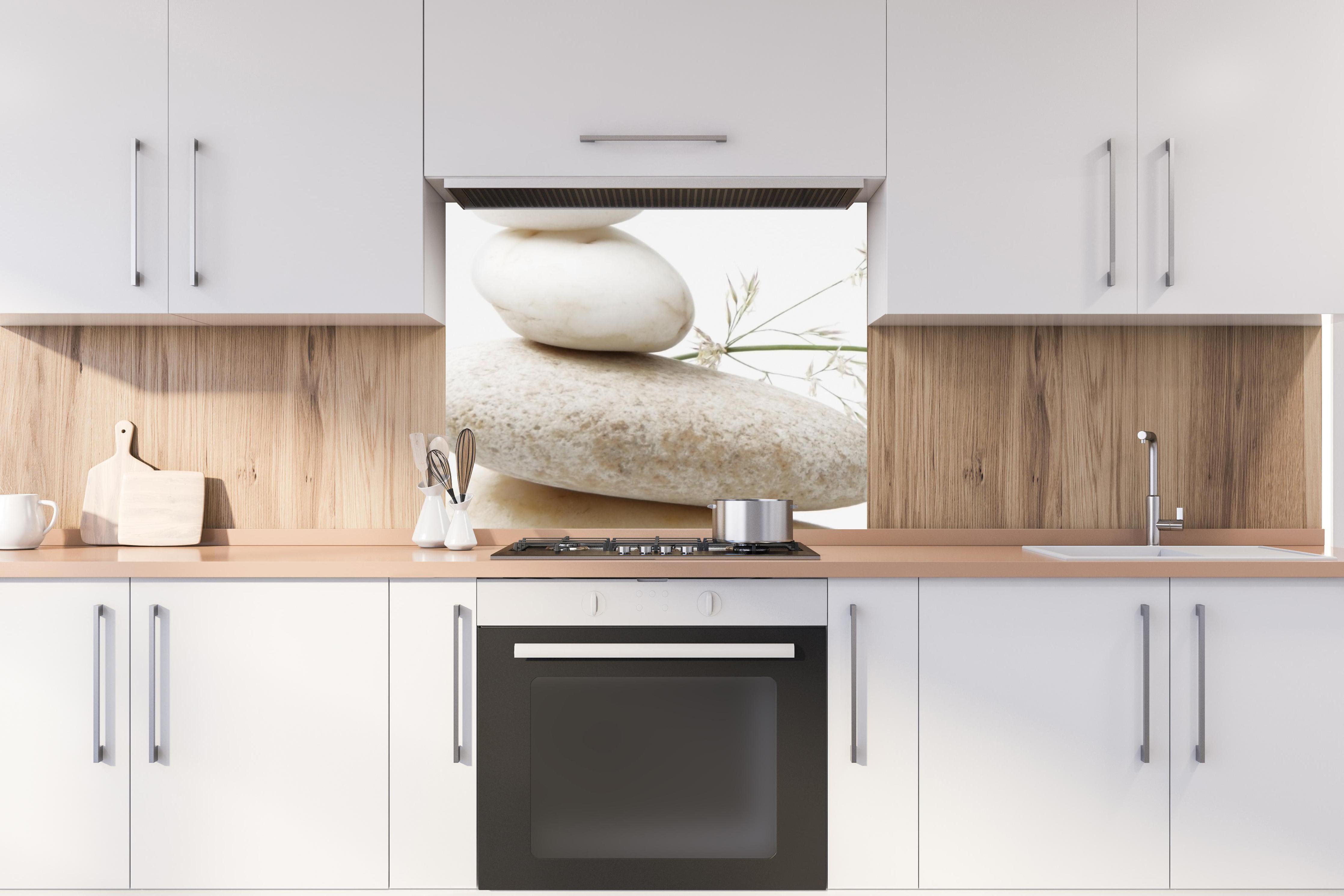 Spritzschutz - Wellness-Stillleben hinter stilvollem Gasherd unter Dunstabzugshaube