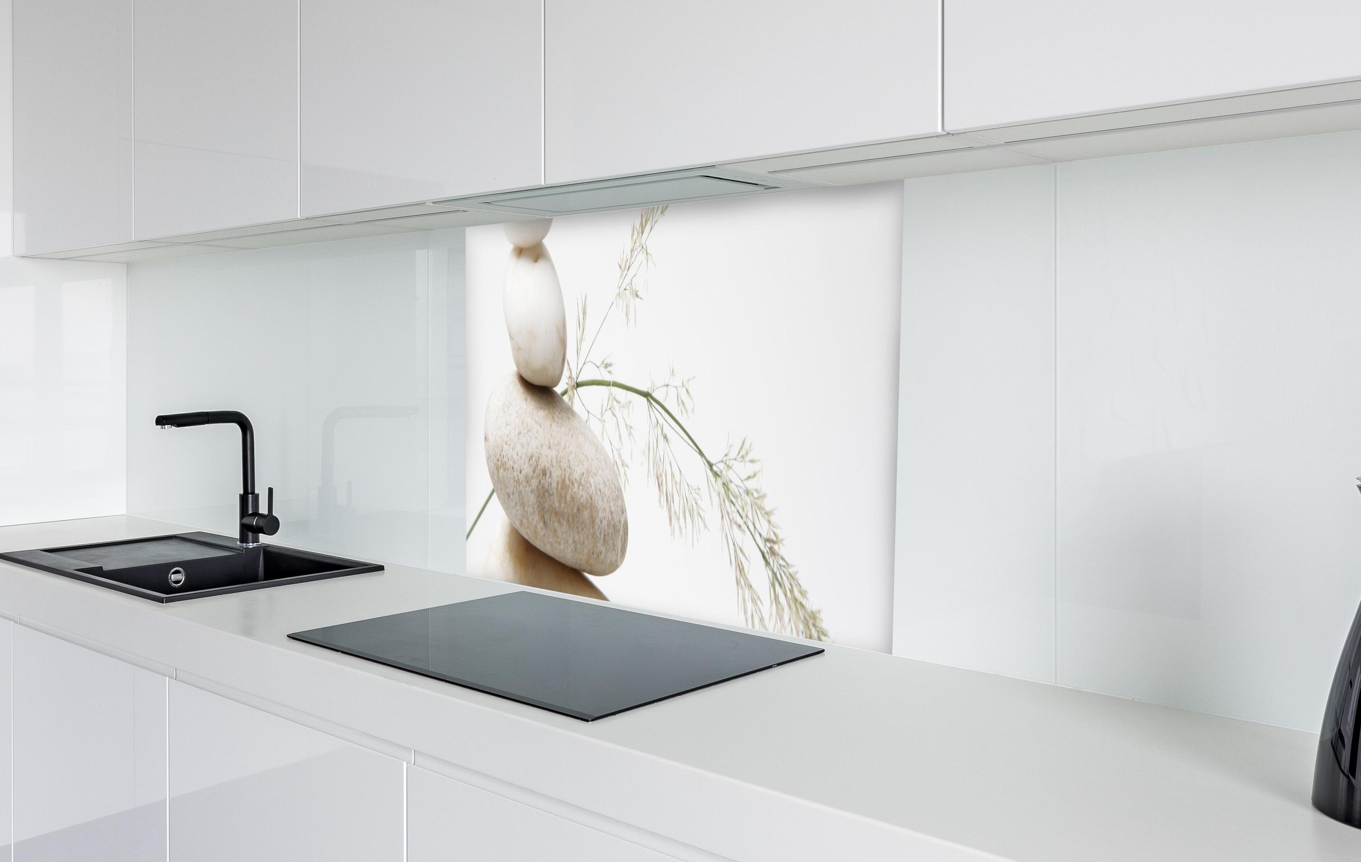 Spritzschutz - Wellness-Stillleben in weißer Hochglanz-Küche hinter einem Cerankochfeld