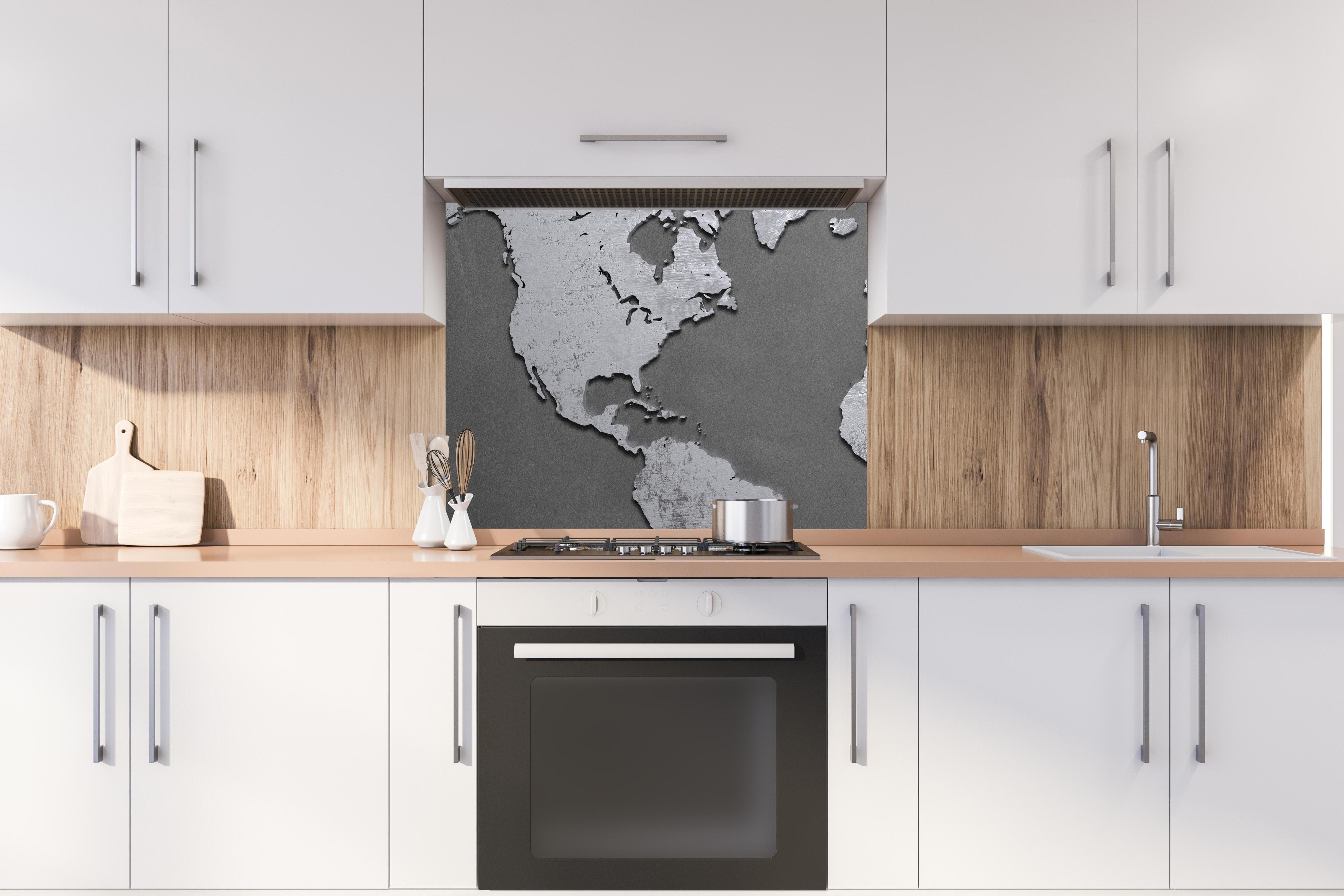 Spritzschutz - Weltkarte aus Metall hinter stilvollem Gasherd unter Dunstabzugshaube