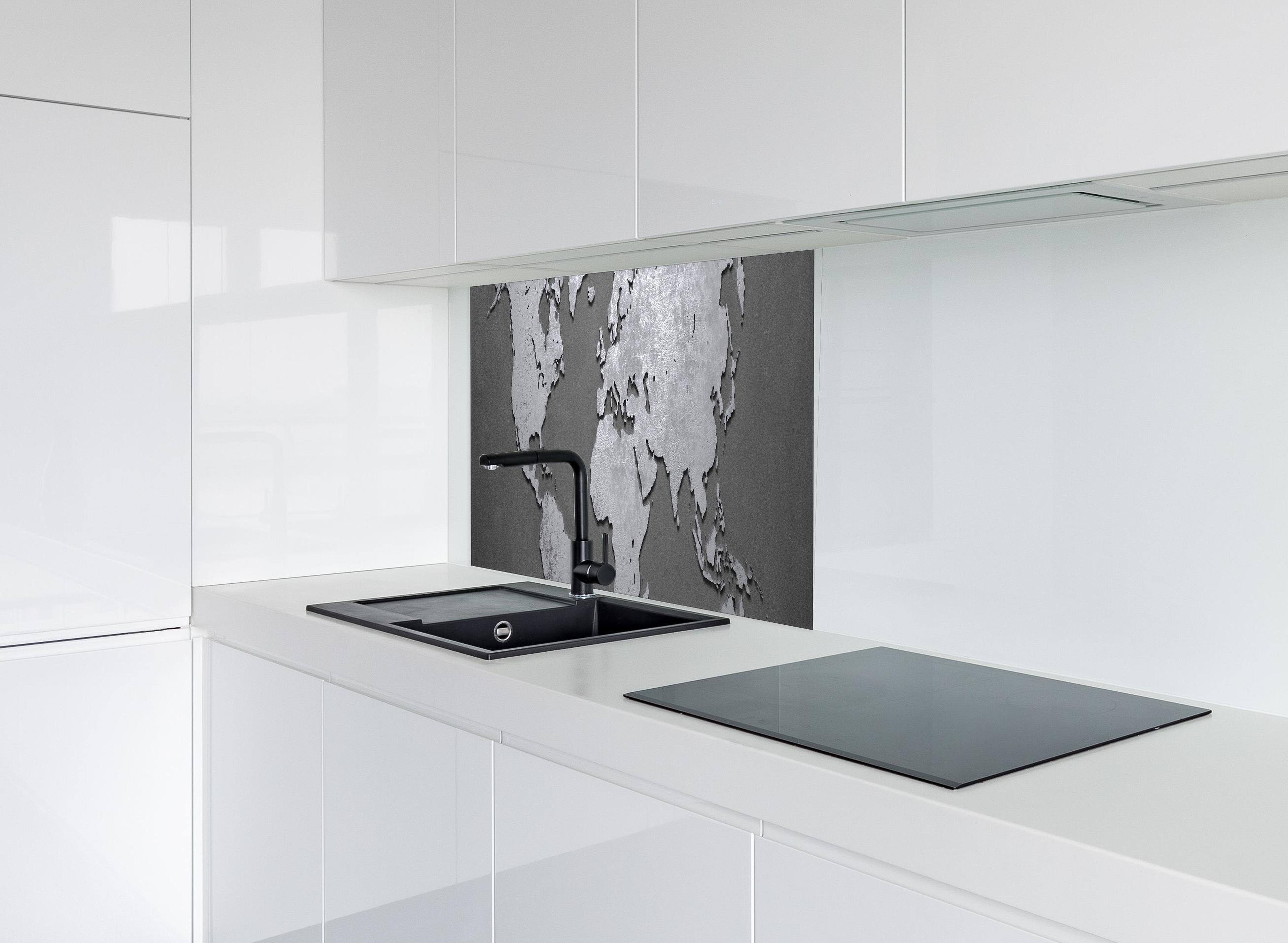 Spritzschutz - Weltkarte aus Metall hinter modernem schwarz-matten Spülbecken in weißer Hochglanz-Küche