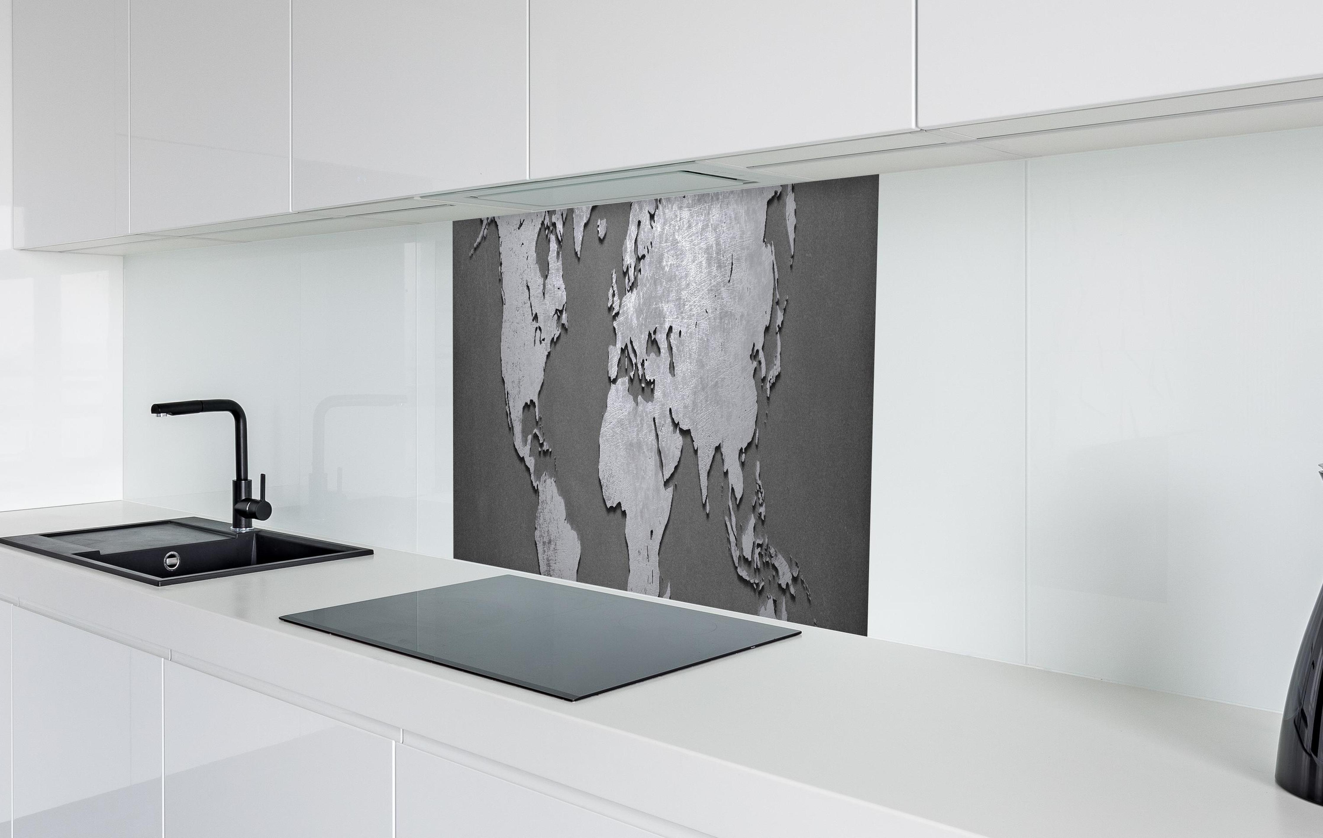 Spritzschutz - Weltkarte aus Metall in weißer Hochglanz-Küche hinter einem Cerankochfeld