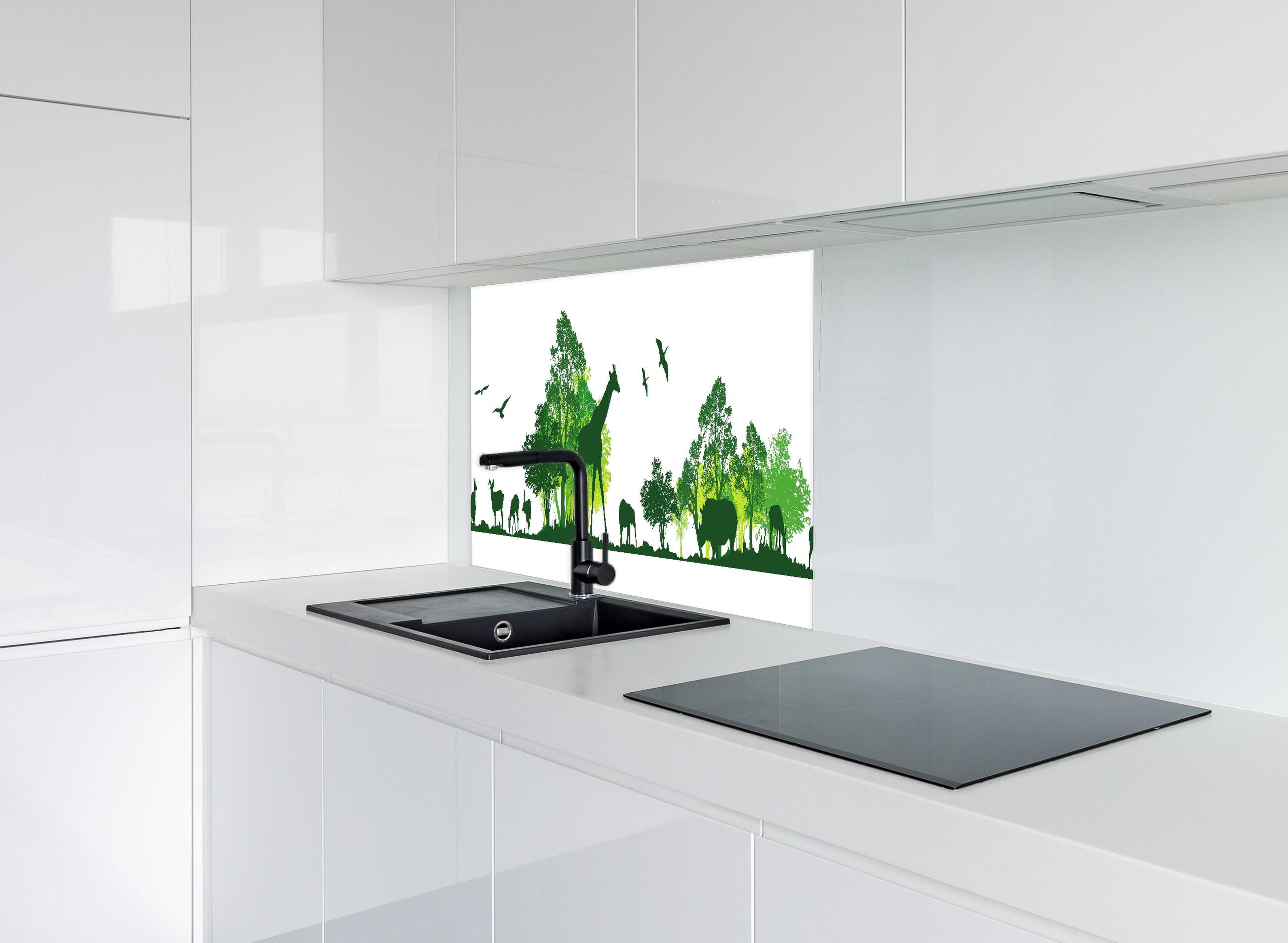 Spritzschutz - Wilde Tiere hinter modernem schwarz-matten Spülbecken in weißer Hochglanz-Küche