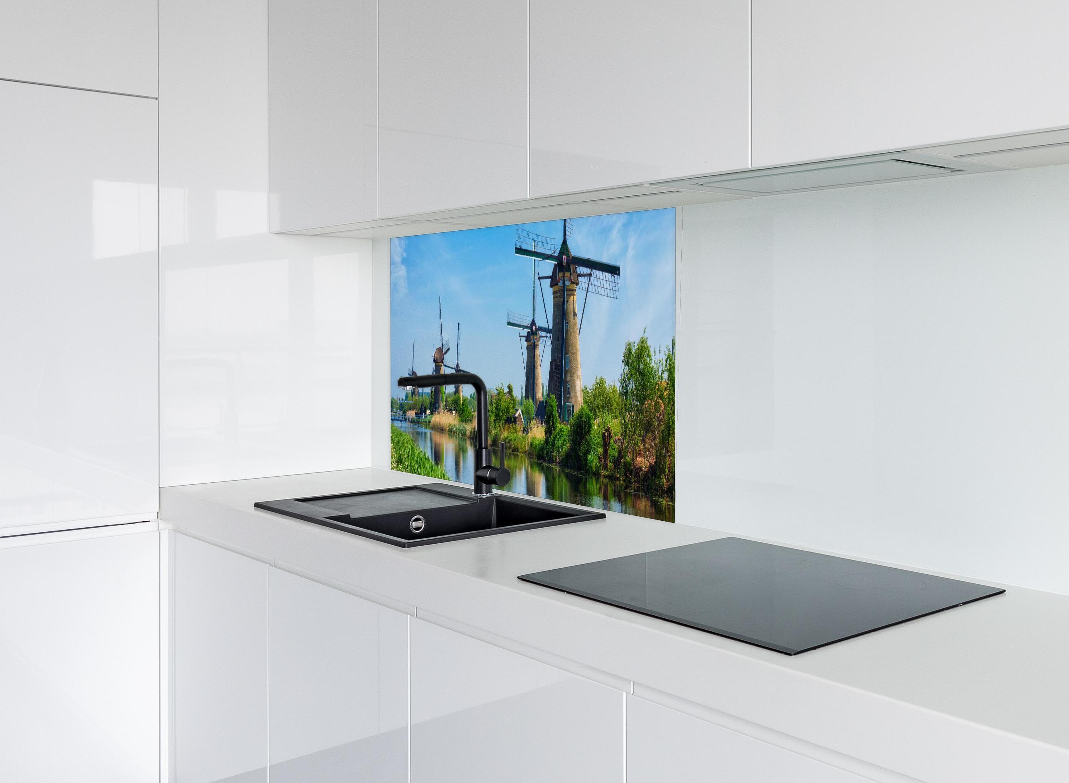 Spritzschutz - Windmühlen in Kinderdijk - Holland hinter modernem schwarz-matten Spülbecken in weißer Hochglanz-Küche