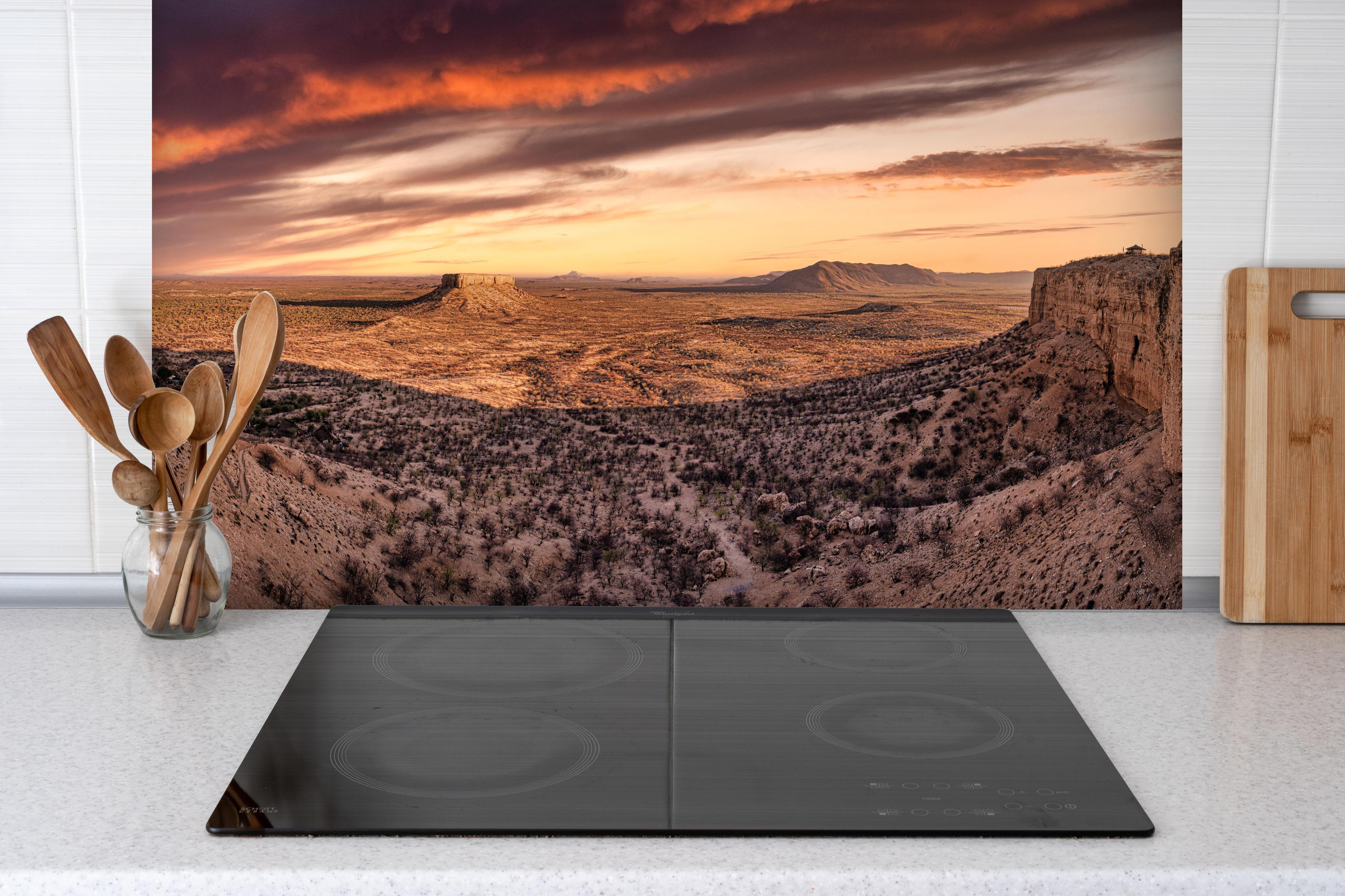 Spritzschutz - Wüstenblick auf Vingerklip Lodge - Nambia Damaraland hinter einem Cerankochfeld zwischen Holz-Kochutensilien