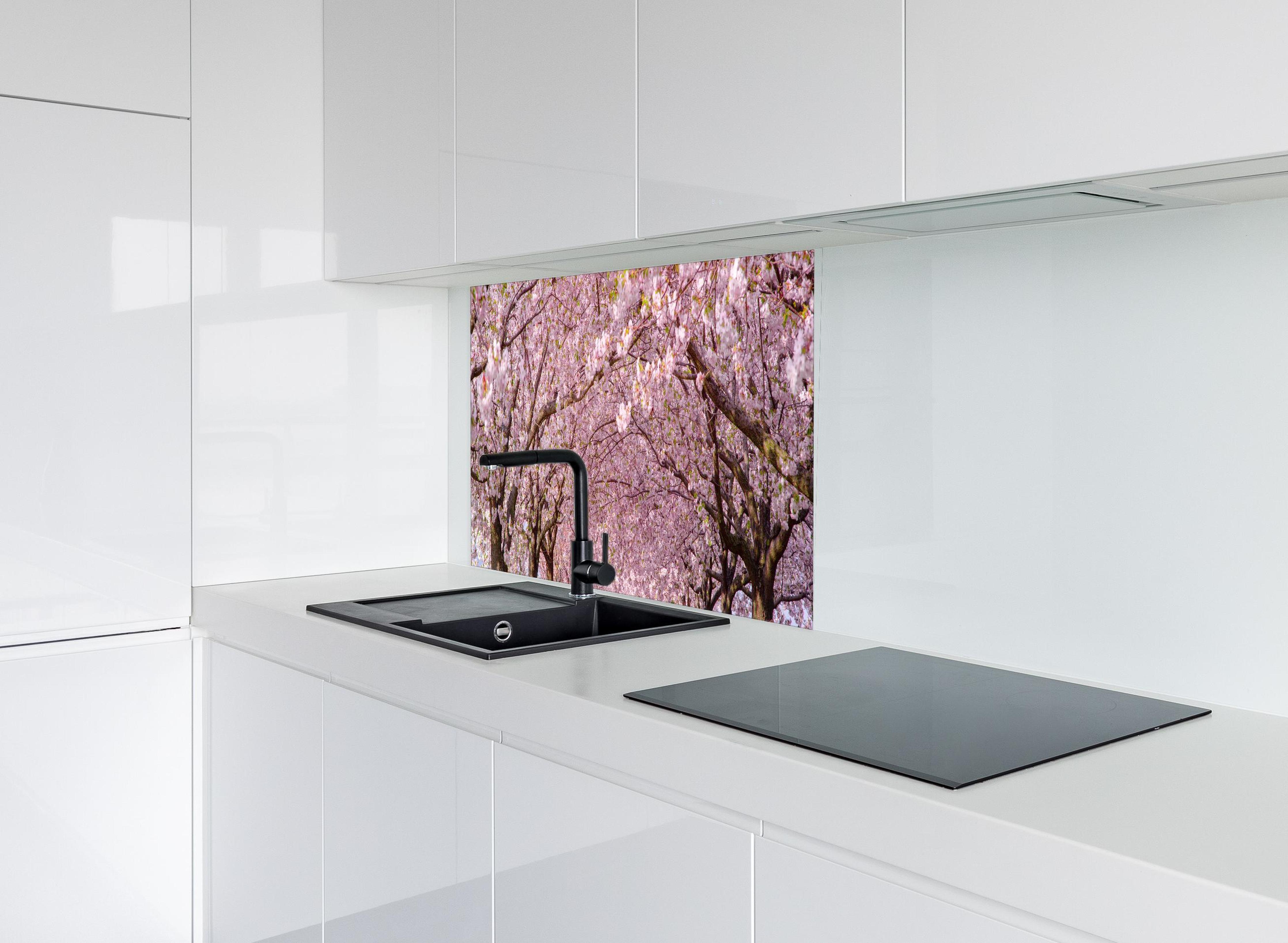 Spritzschutz - Wunderschöne Kirschbaumallee hinter modernem schwarz-matten Spülbecken in weißer Hochglanz-Küche