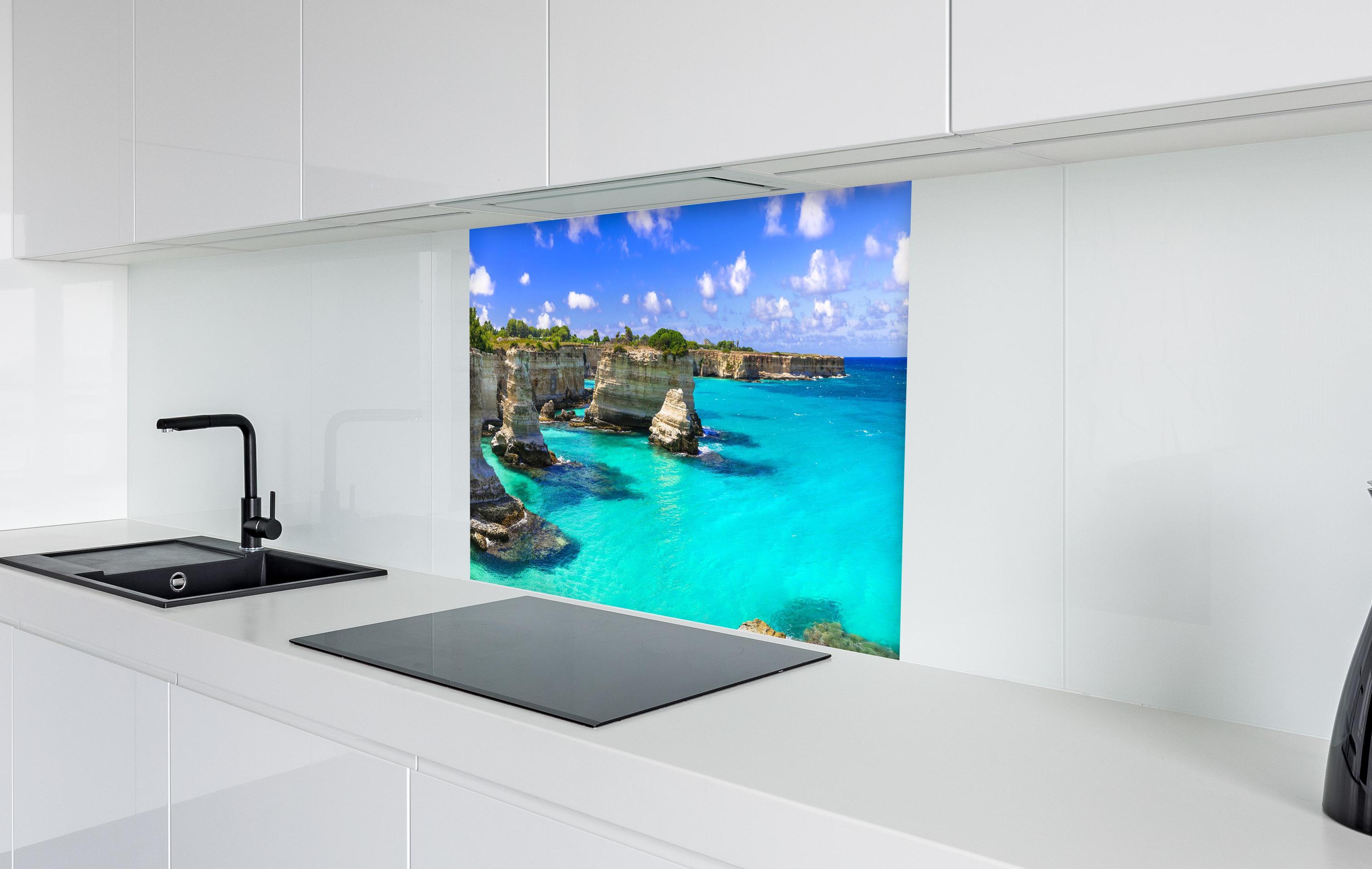 Spritzschutz - Wunderschöne Meereslandschaften in Apulien in weißer Hochglanz-Küche hinter einem Cerankochfeld