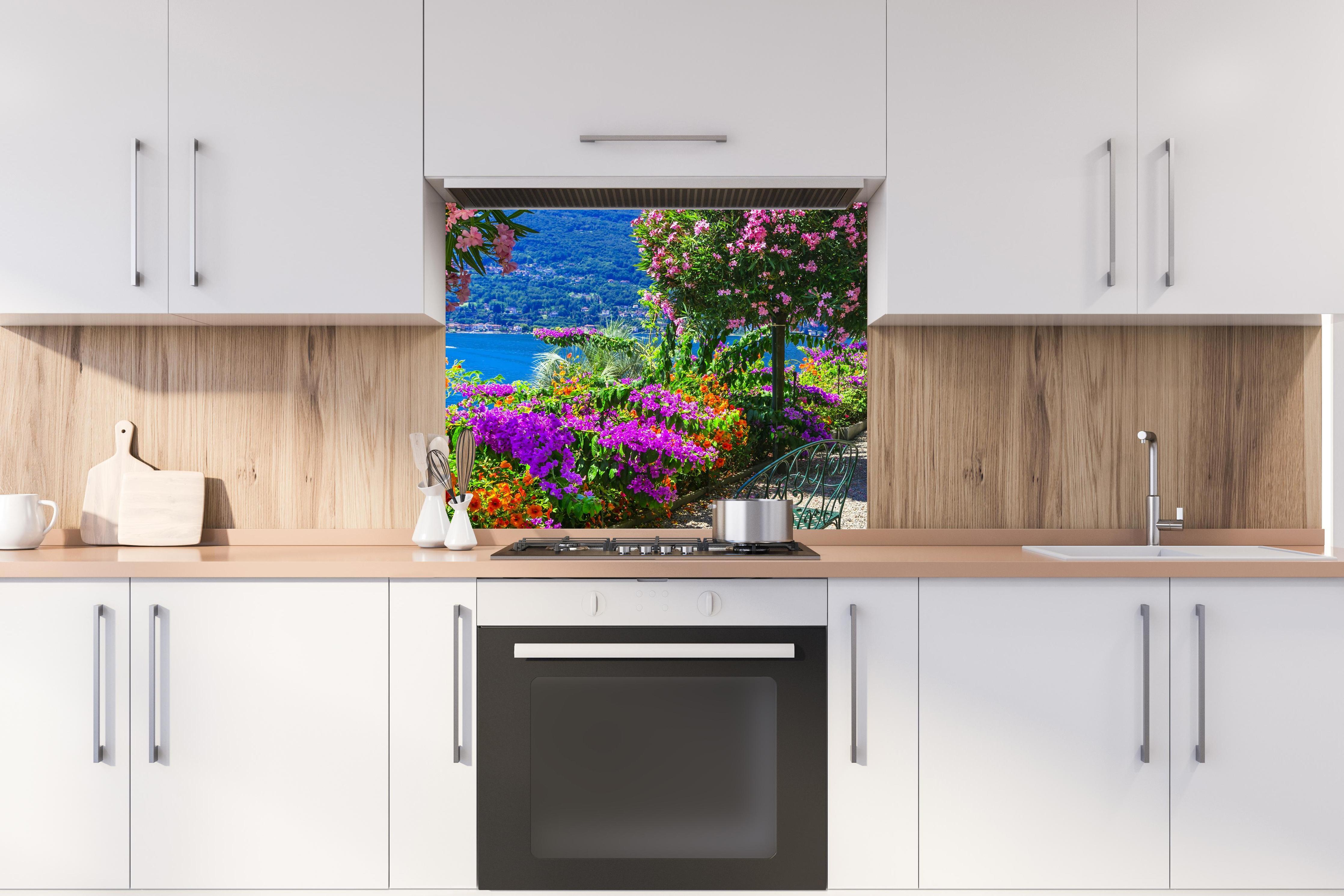 Spritzschutz - Wunderschöner Garten in Lago Maggiore hinter stilvollem Gasherd unter Dunstabzugshaube