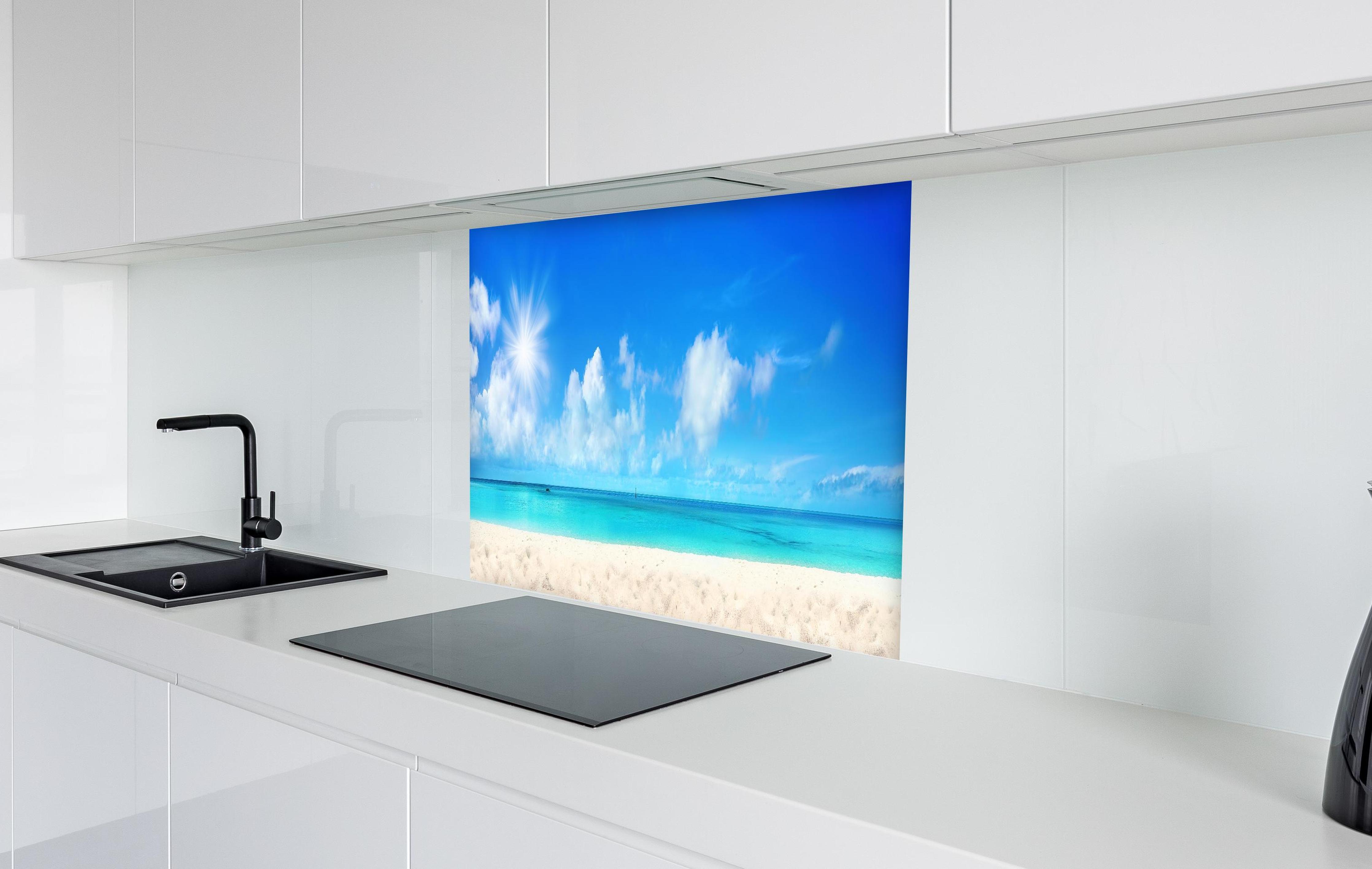 Spritzschutz - Wunderschöner Strand mit hellem Sand in weißer Hochglanz-Küche hinter einem Cerankochfeld