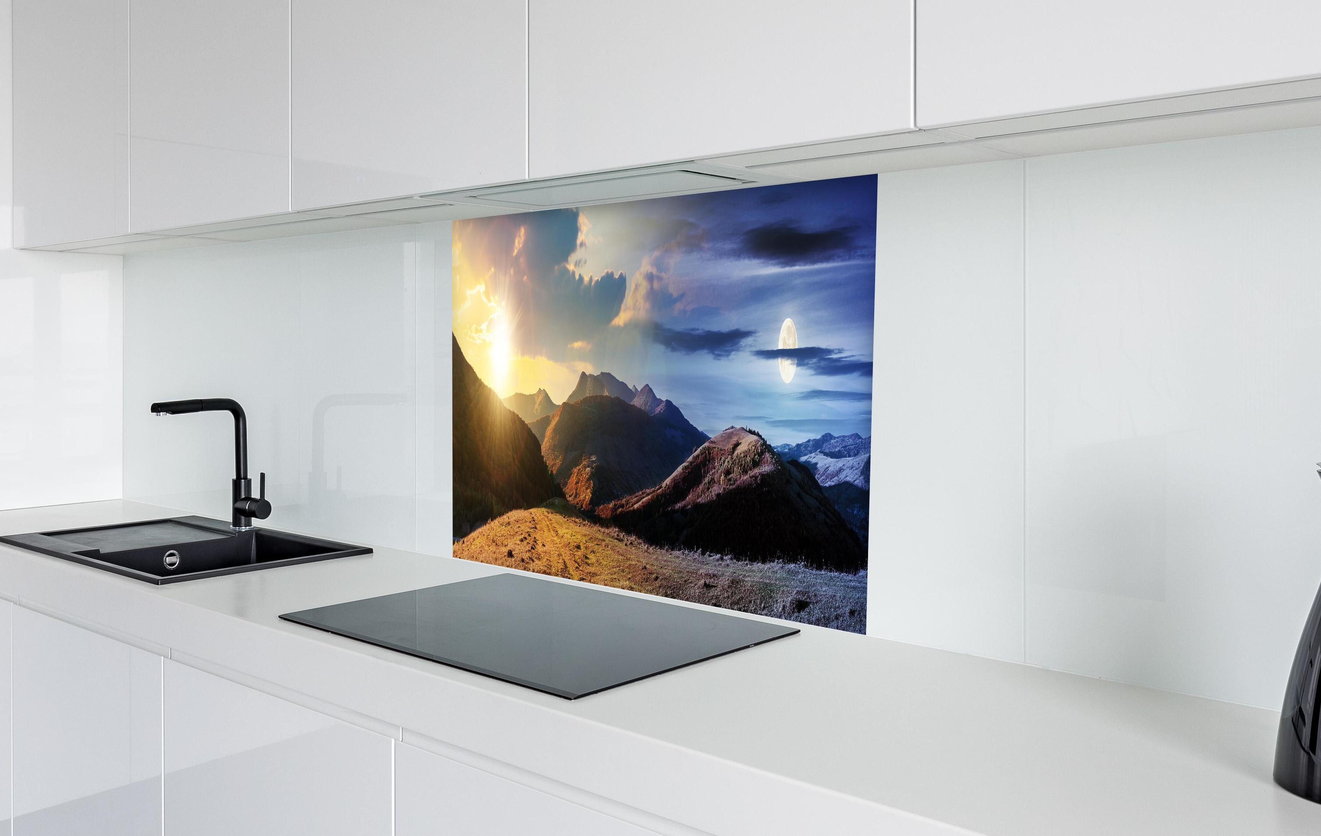 Spritzschutz - Wunderschönes Panorama eines Bergkamms in weißer Hochglanz-Küche hinter einem Cerankochfeld