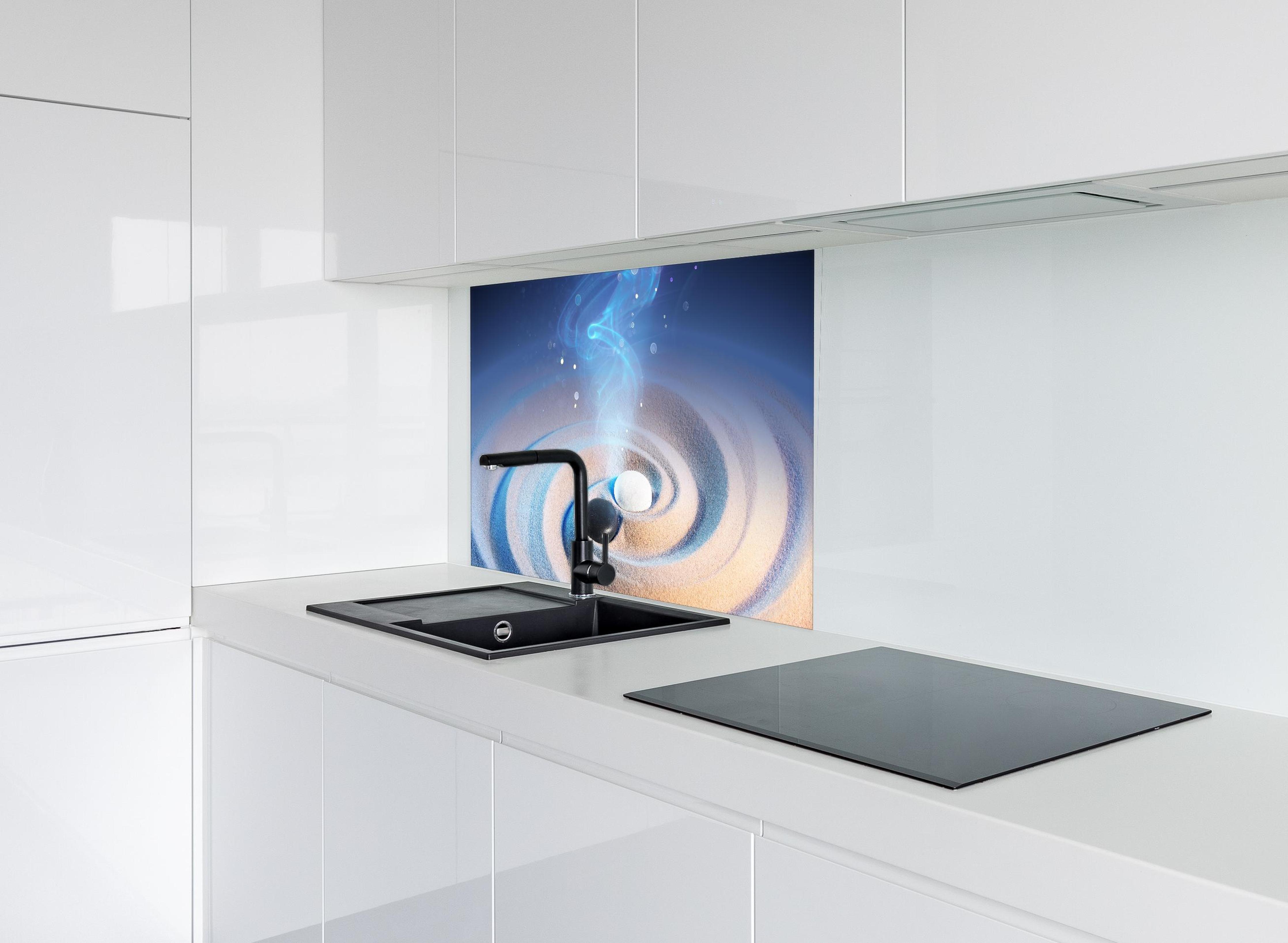 Spritzschutz - Yin und Yang Steine im Sand hinter modernem schwarz-matten Spülbecken in weißer Hochglanz-Küche