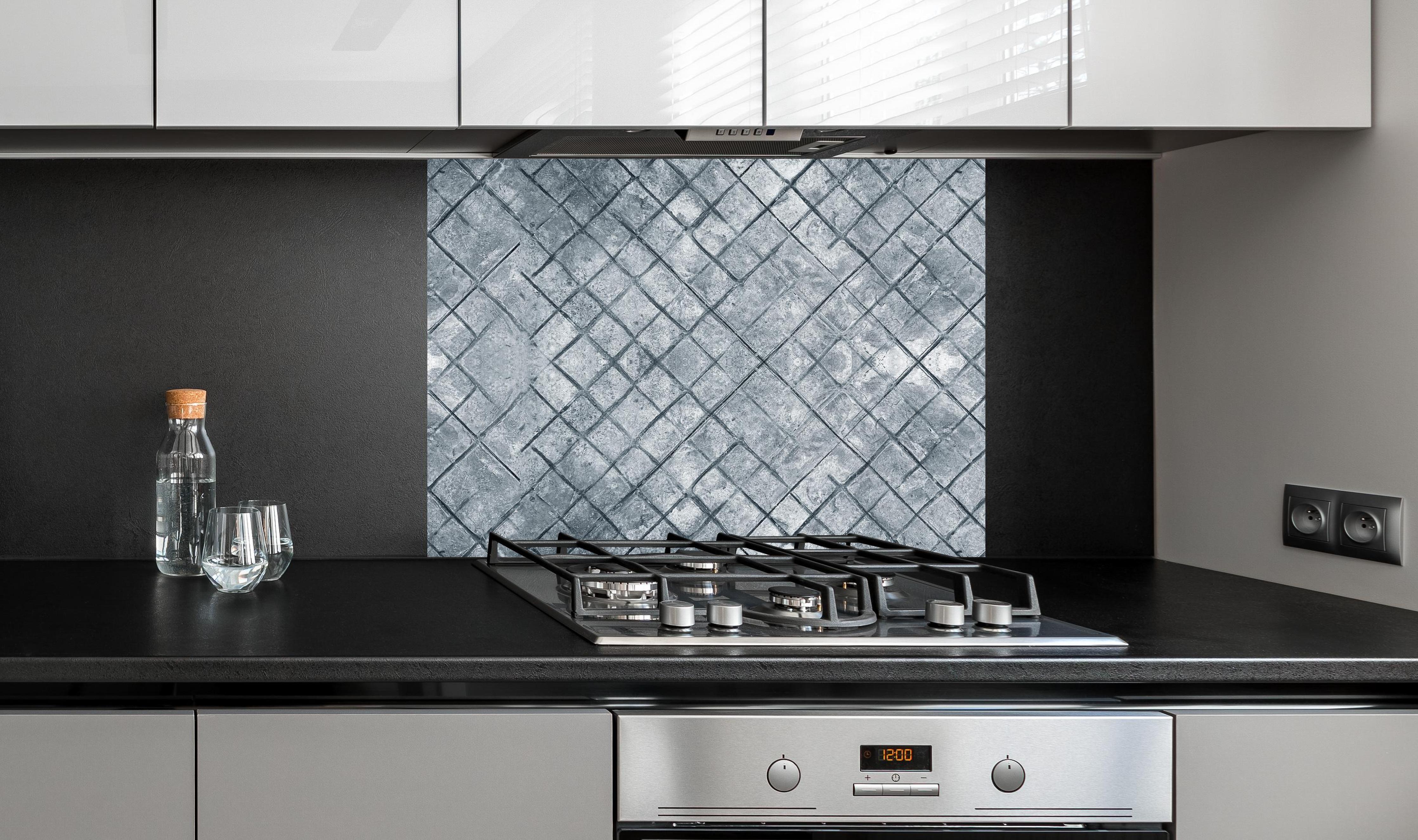 Spritzschutz - Zement oberflächen Textur von Beton an edler Anthrazit-Wand hinter silbernem Gasherd