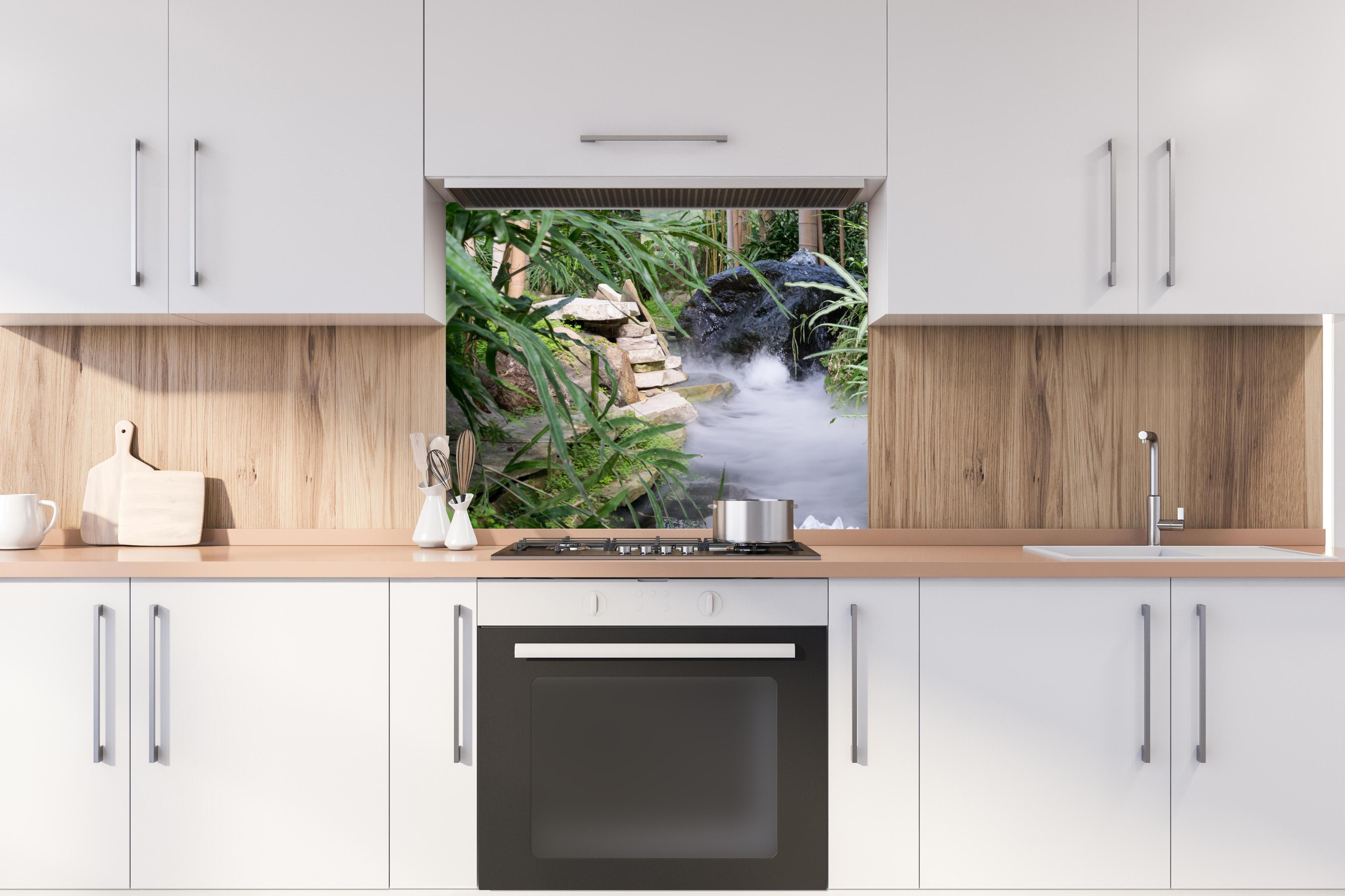 Spritzschutz - Zen-Garten mit weißer Seerose hinter stilvollem Gasherd unter Dunstabzugshaube