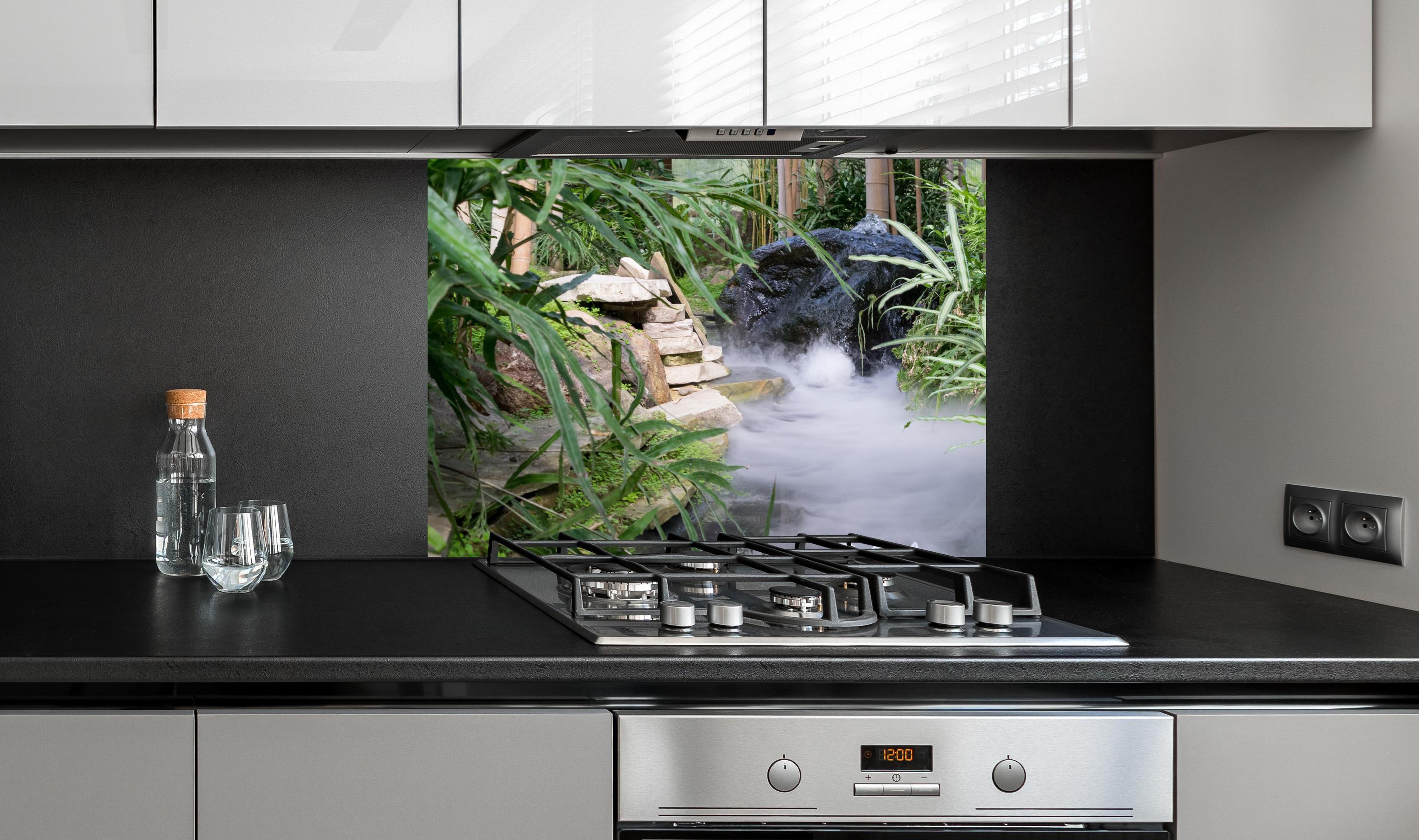 Spritzschutz - Zen-Garten mit weißer Seerose an edler Anthrazit-Wand hinter silbernem Gasherd