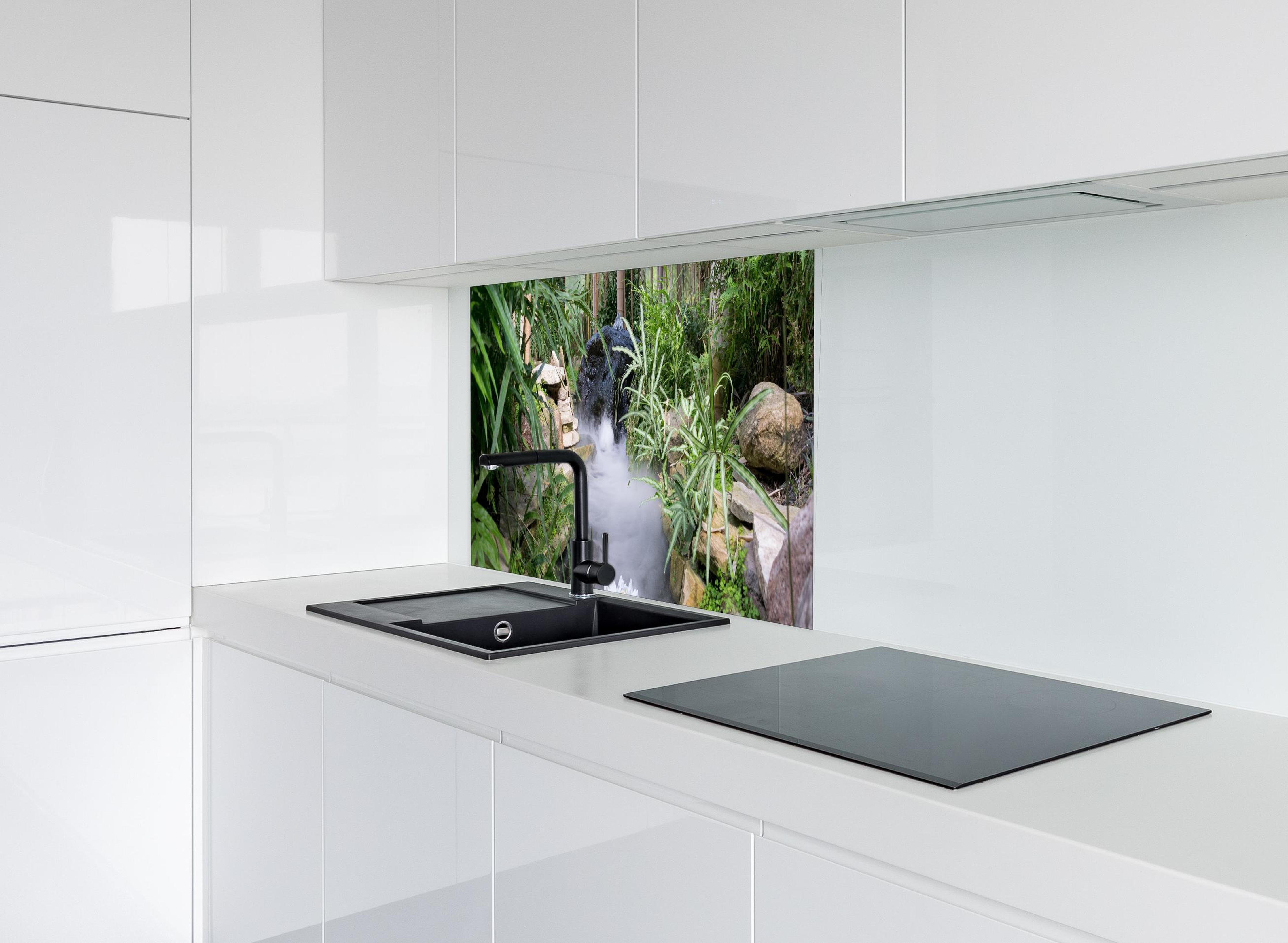 Spritzschutz - Zen-Garten mit weißer Seerose hinter modernem schwarz-matten Spülbecken in weißer Hochglanz-Küche