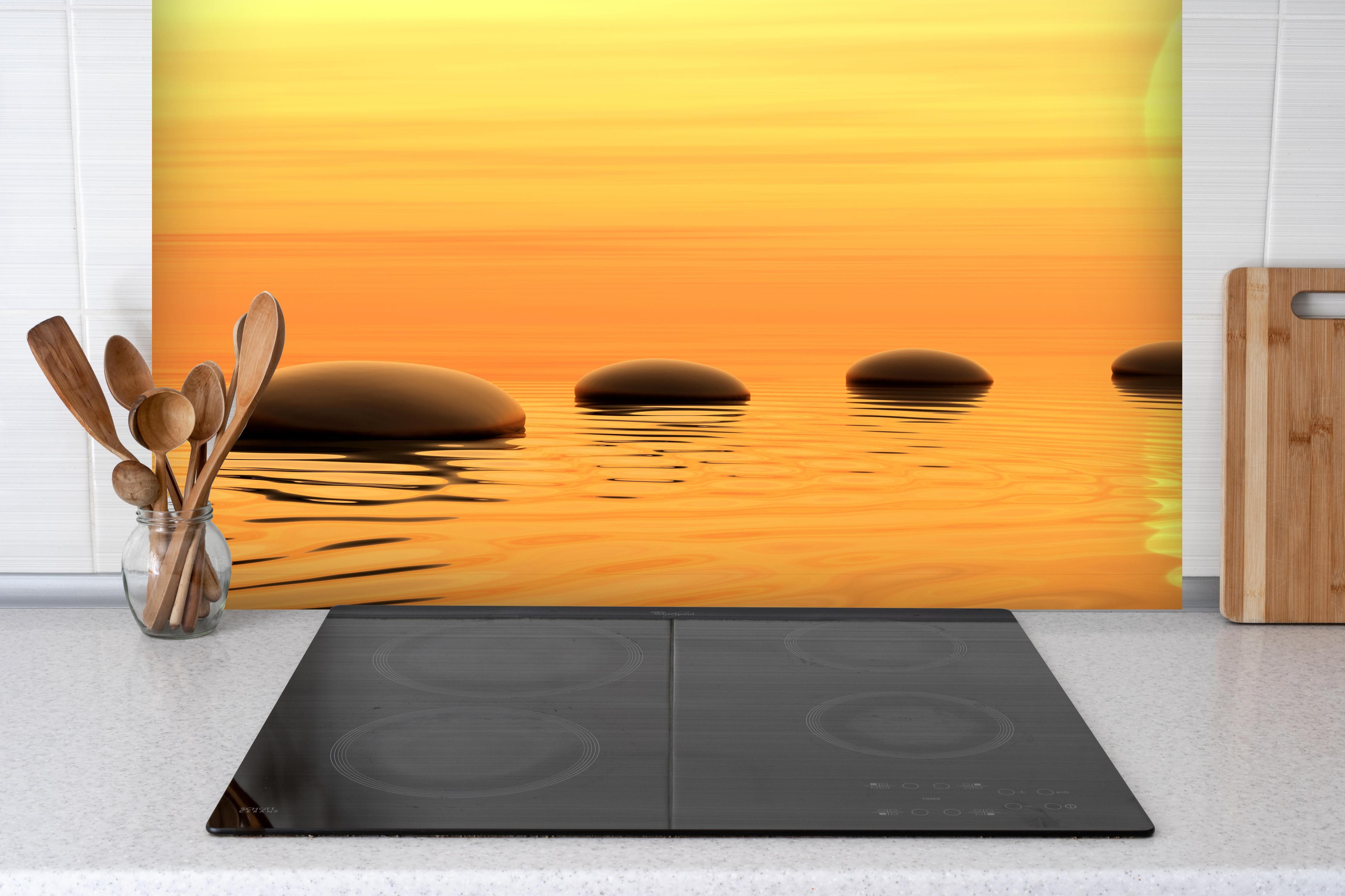 Spritzschutz - Zen-Pfad aus Steinen bei endlosem Sonnenuntergang hinter einem Cerankochfeld zwischen Holz-Kochutensilien