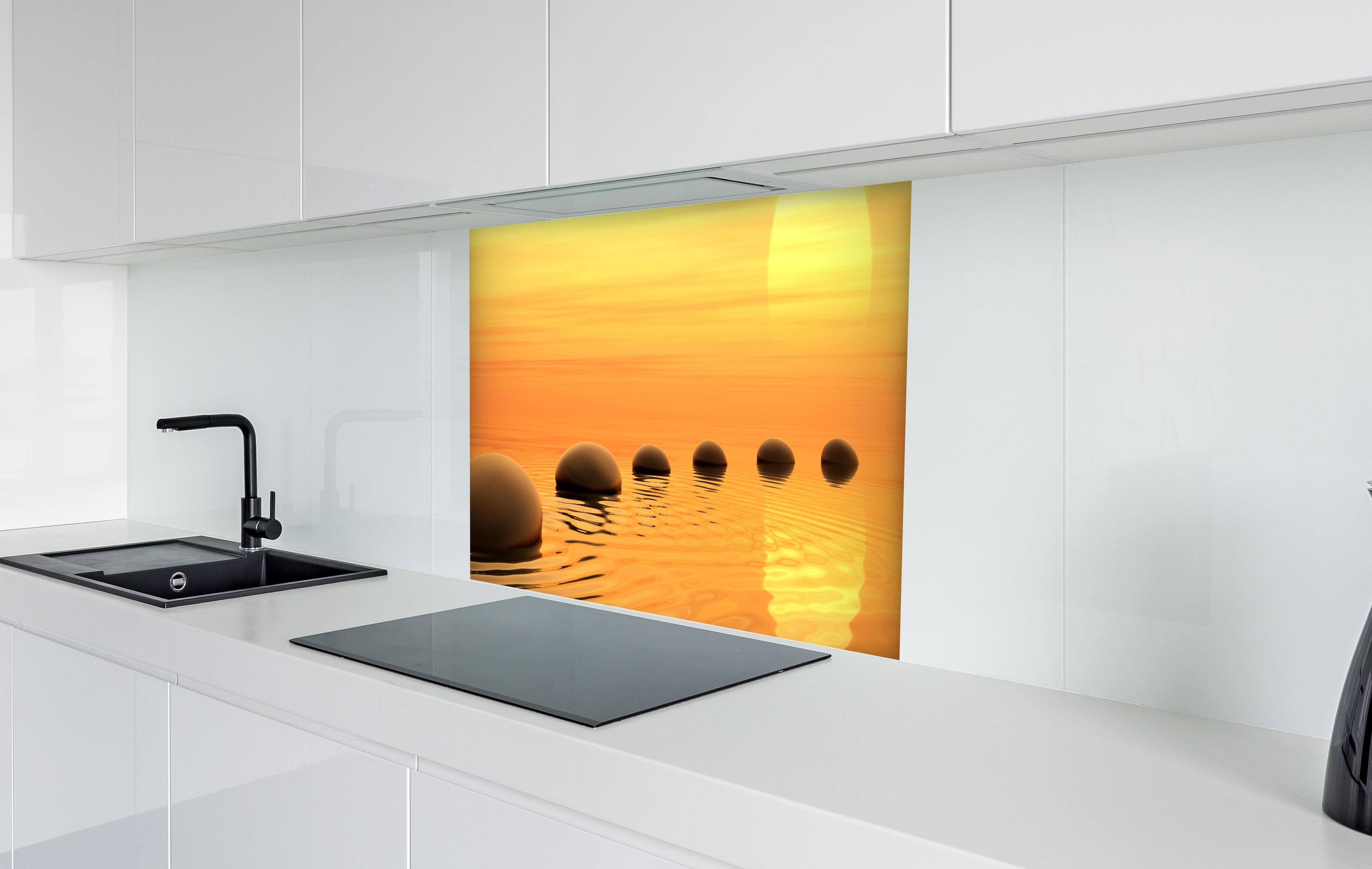 Spritzschutz - Zen-Pfad aus Steinen bei endlosem Sonnenuntergang in weißer Hochglanz-Küche hinter einem Cerankochfeld