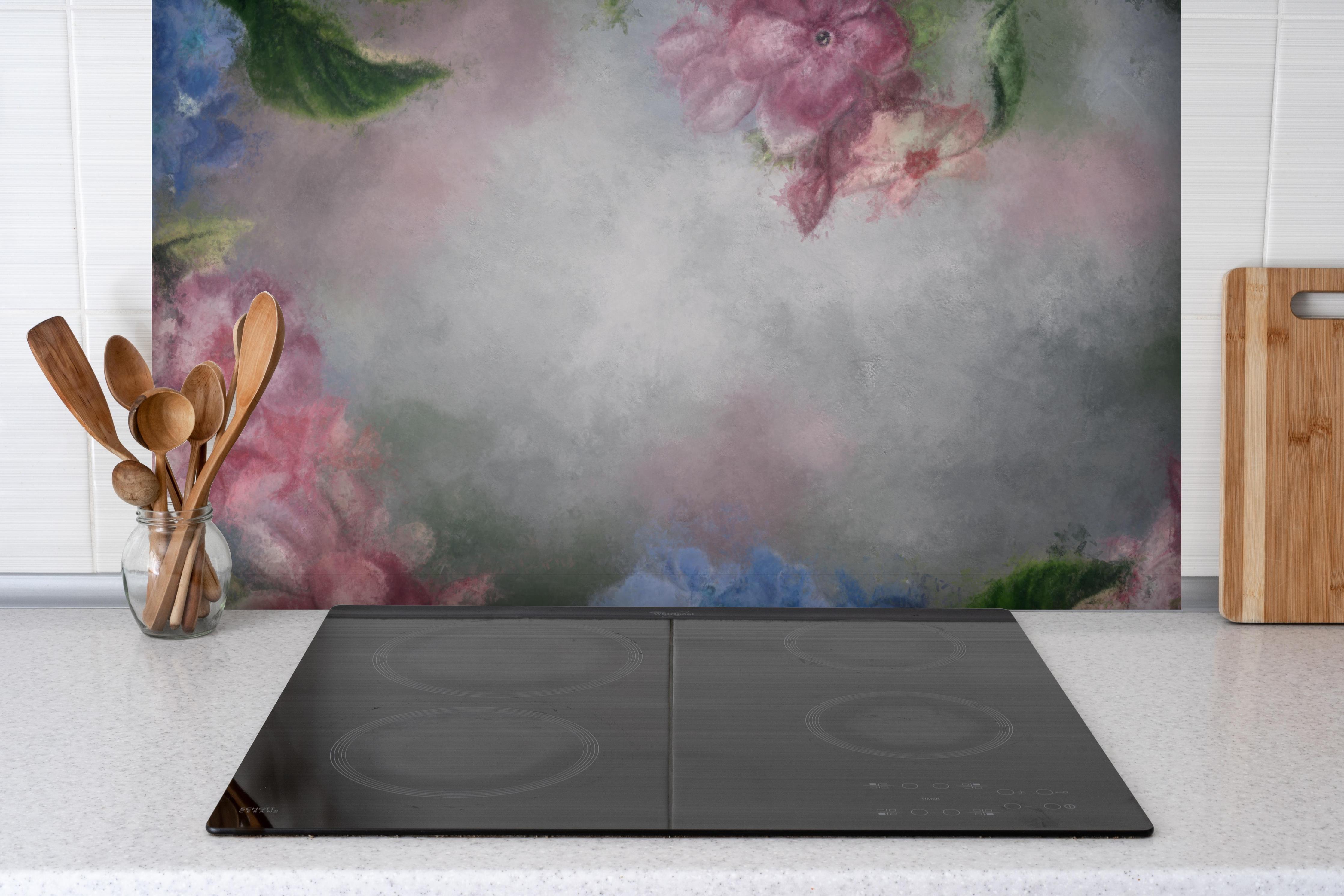 Spritzschutz - antiquarisches Blumengemälde hinter einem Cerankochfeld zwischen Holz-Kochutensilien