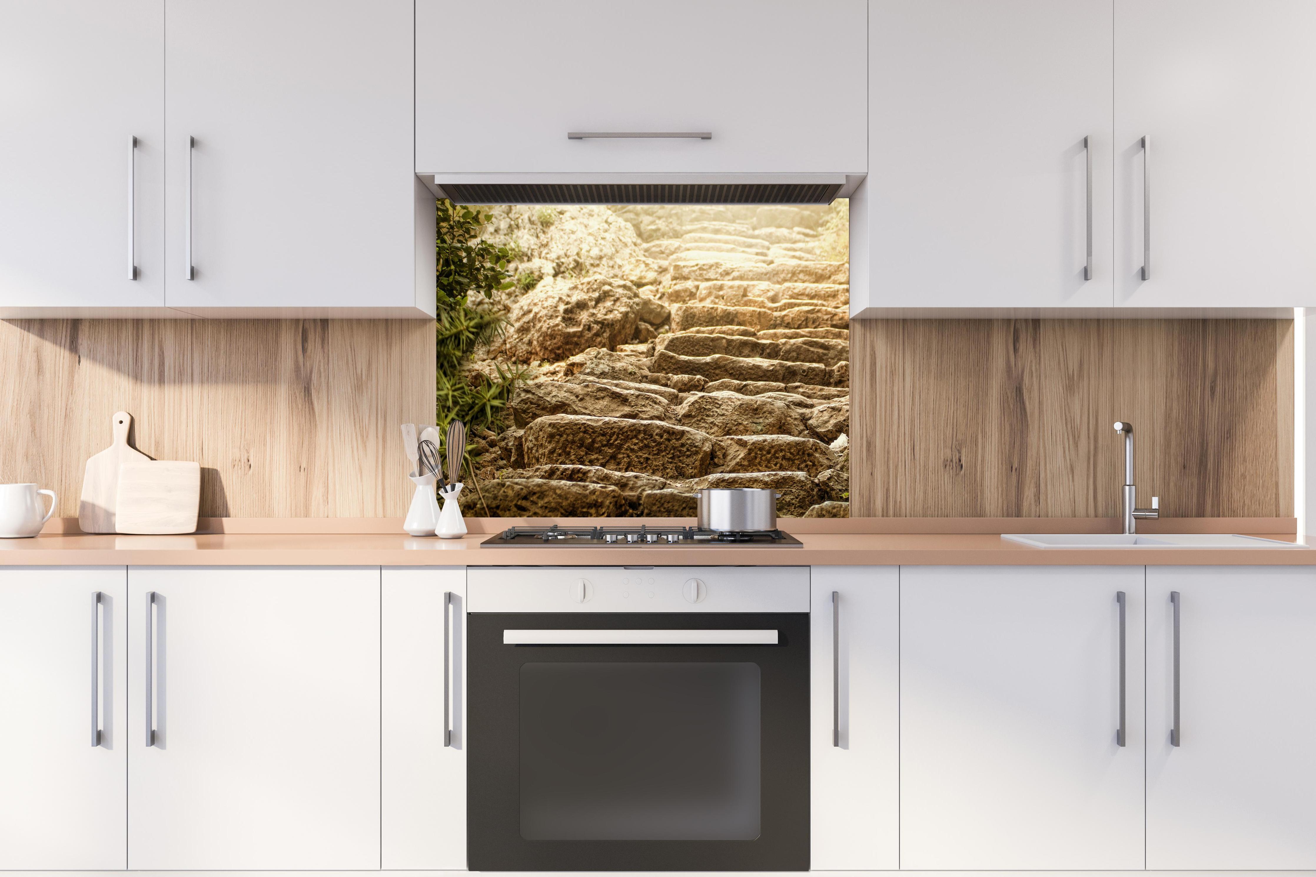 Spritzschutz - bewachsene Steintreppen in der Natur hinter stilvollem Gasherd unter Dunstabzugshaube