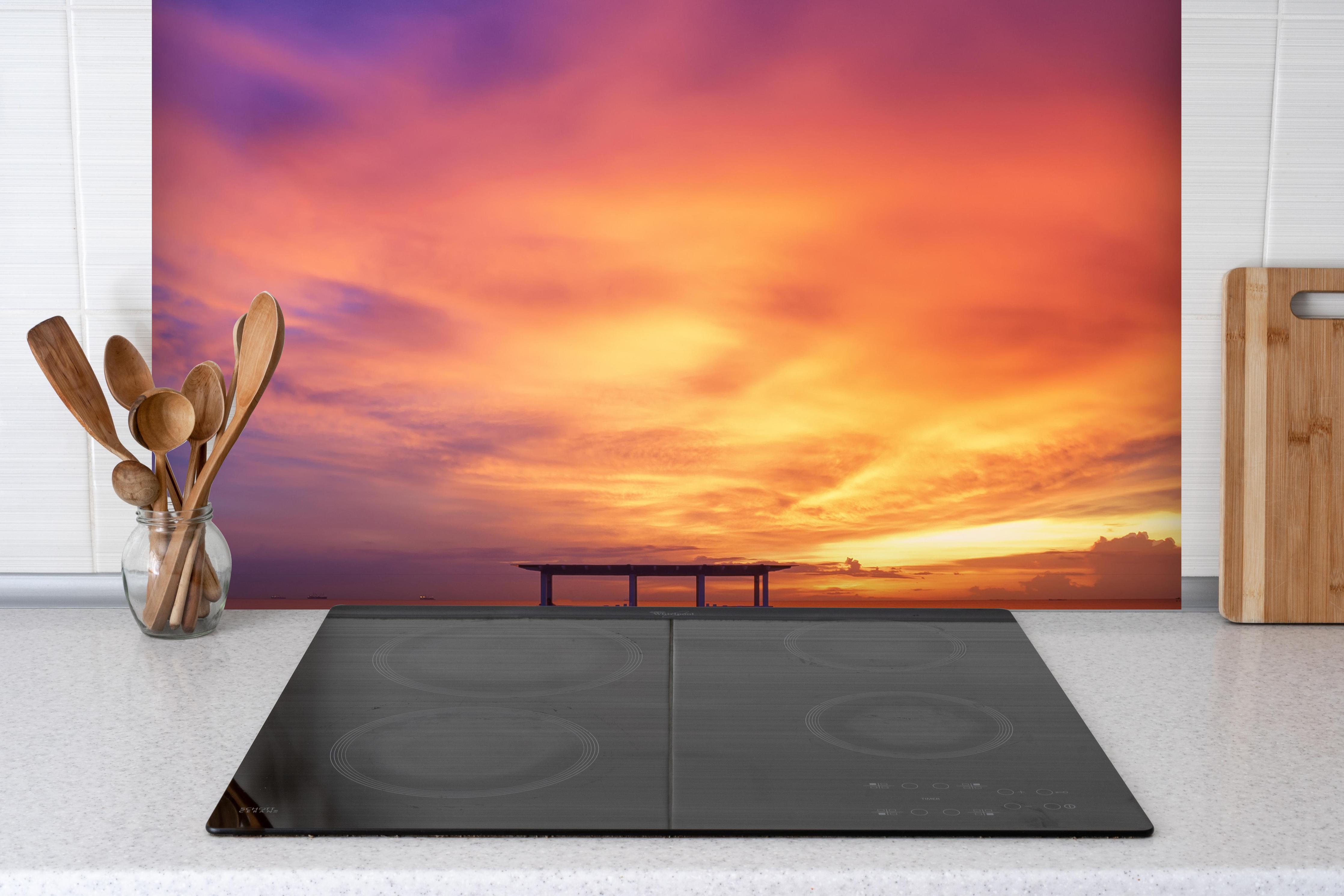 Spritzschutz - bezaubernde Holzbrücke in Chon Buri hinter einem Cerankochfeld zwischen Holz-Kochutensilien