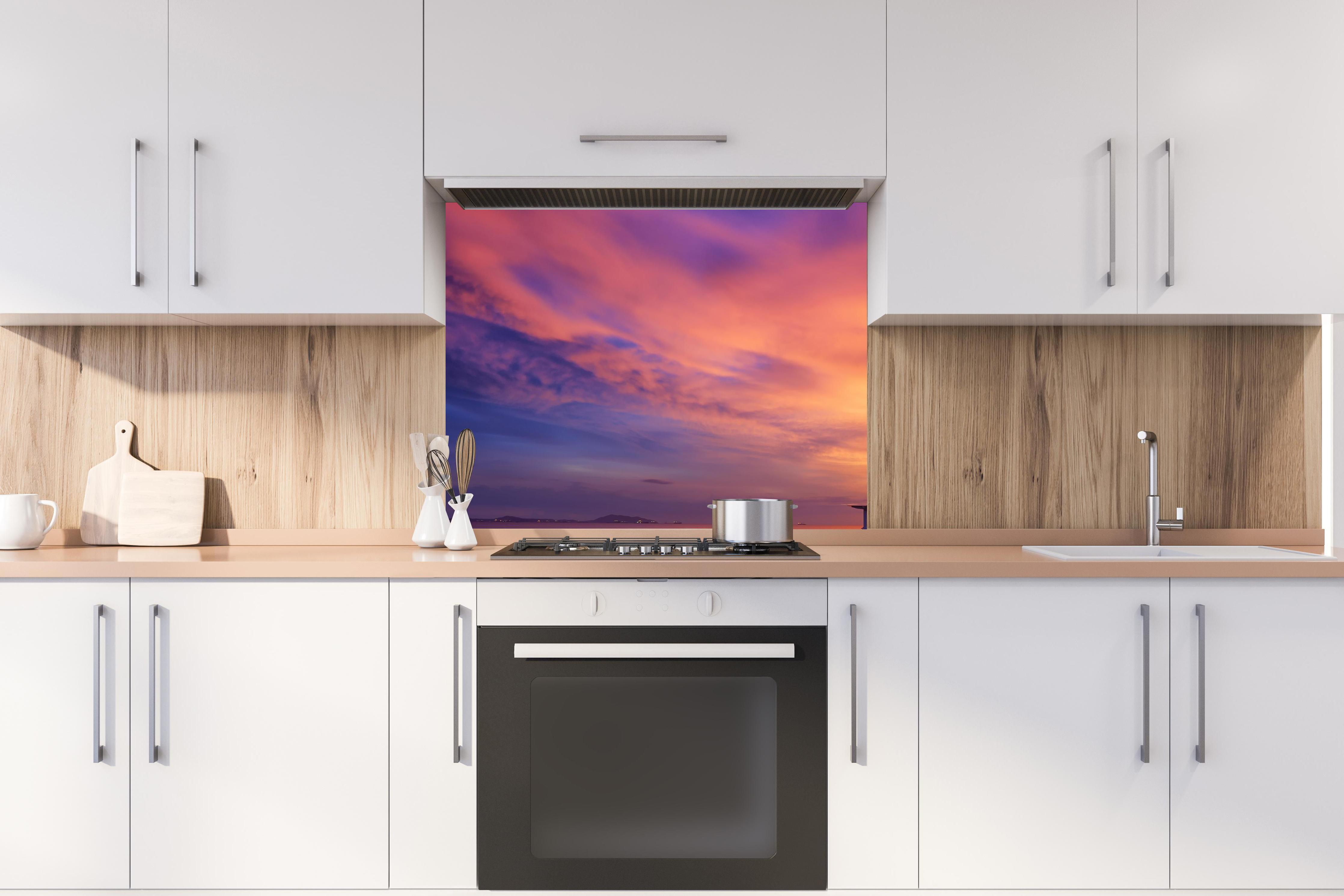 Spritzschutz - bezaubernde Holzbrücke in Chon Buri hinter stilvollem Gasherd unter Dunstabzugshaube