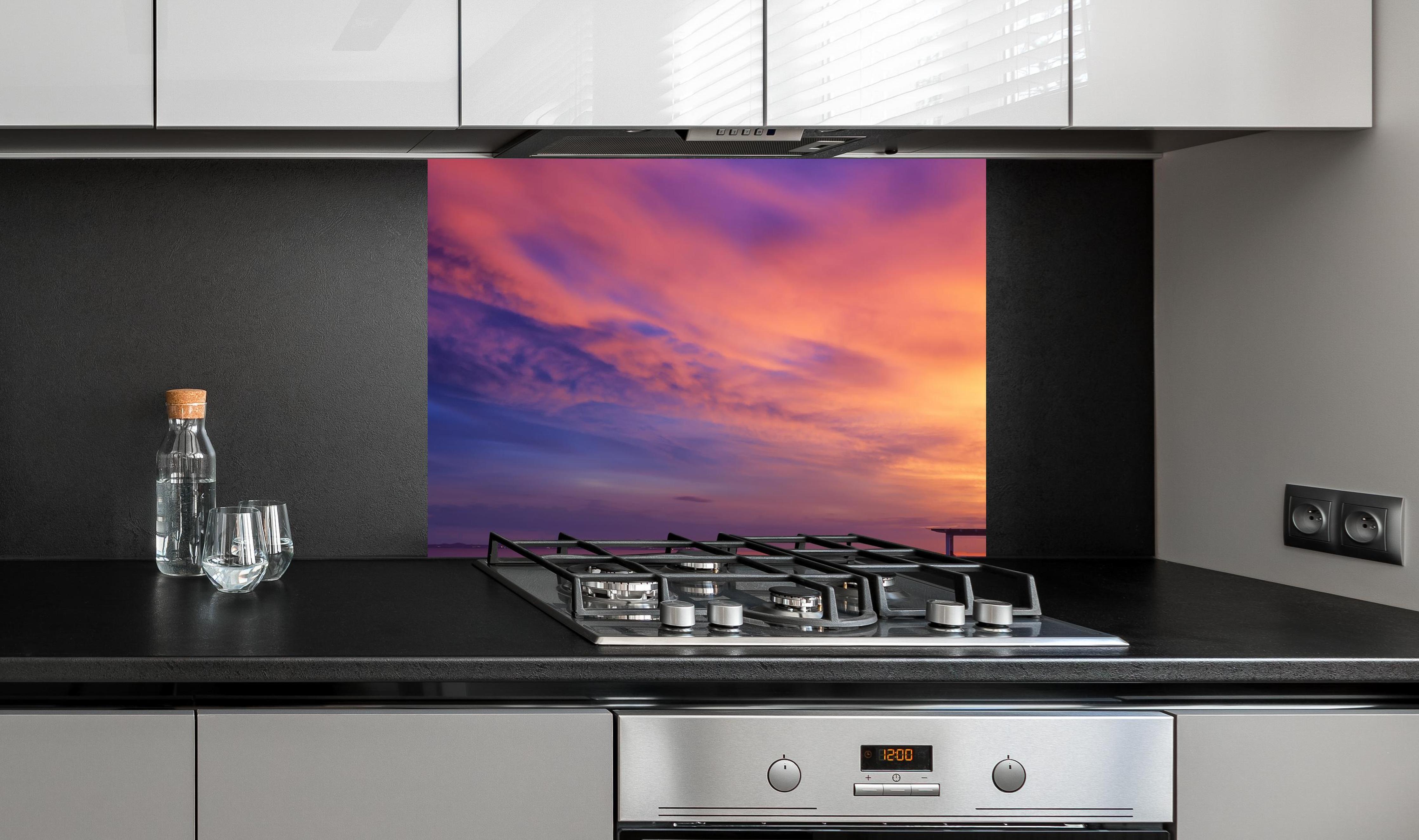 Spritzschutz - bezaubernde Holzbrücke in Chon Buri an edler Anthrazit-Wand hinter silbernem Gasherd