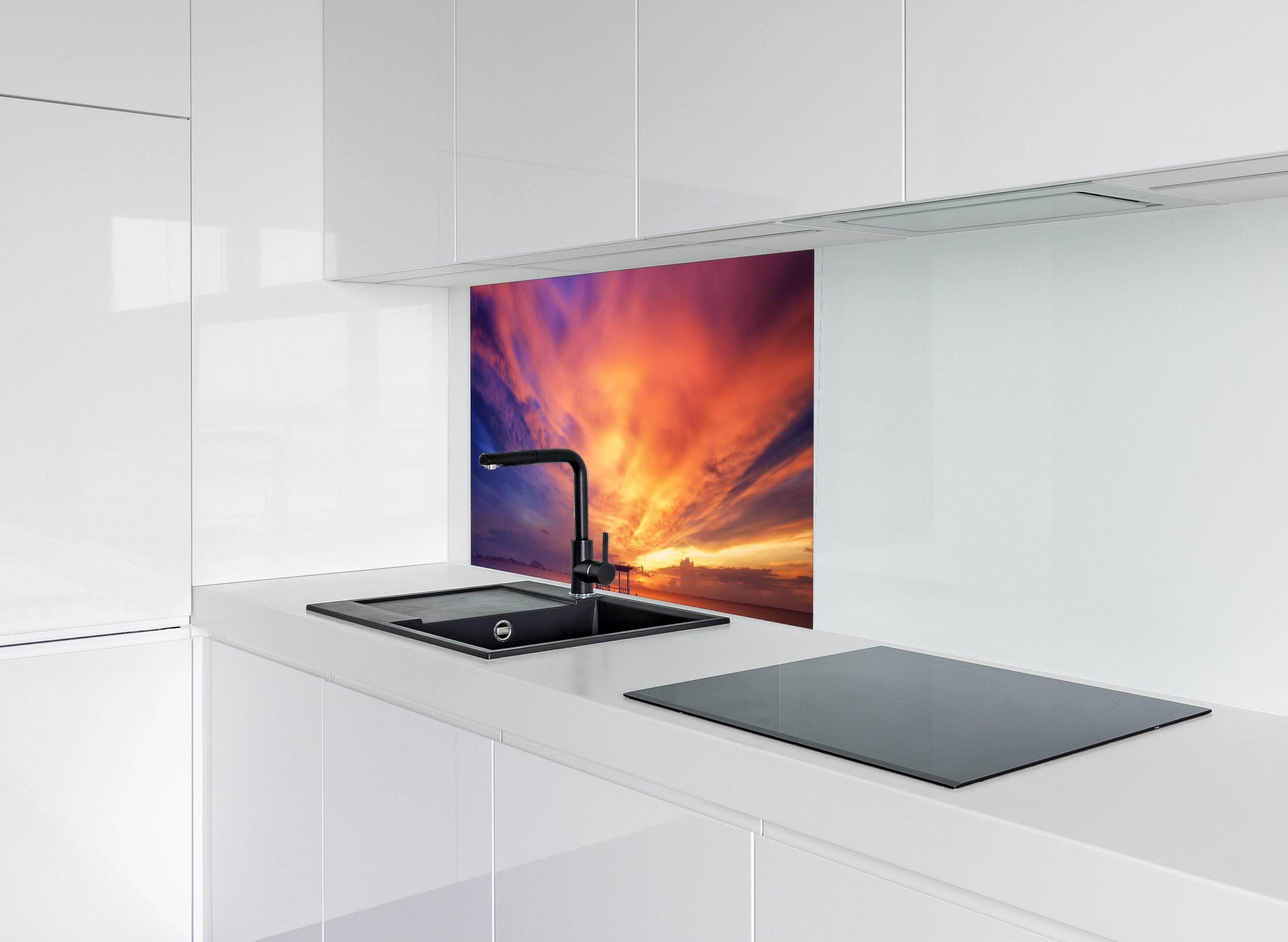 Spritzschutz - bezaubernde Holzbrücke in Chon Buri hinter modernem schwarz-matten Spülbecken in weißer Hochglanz-Küche