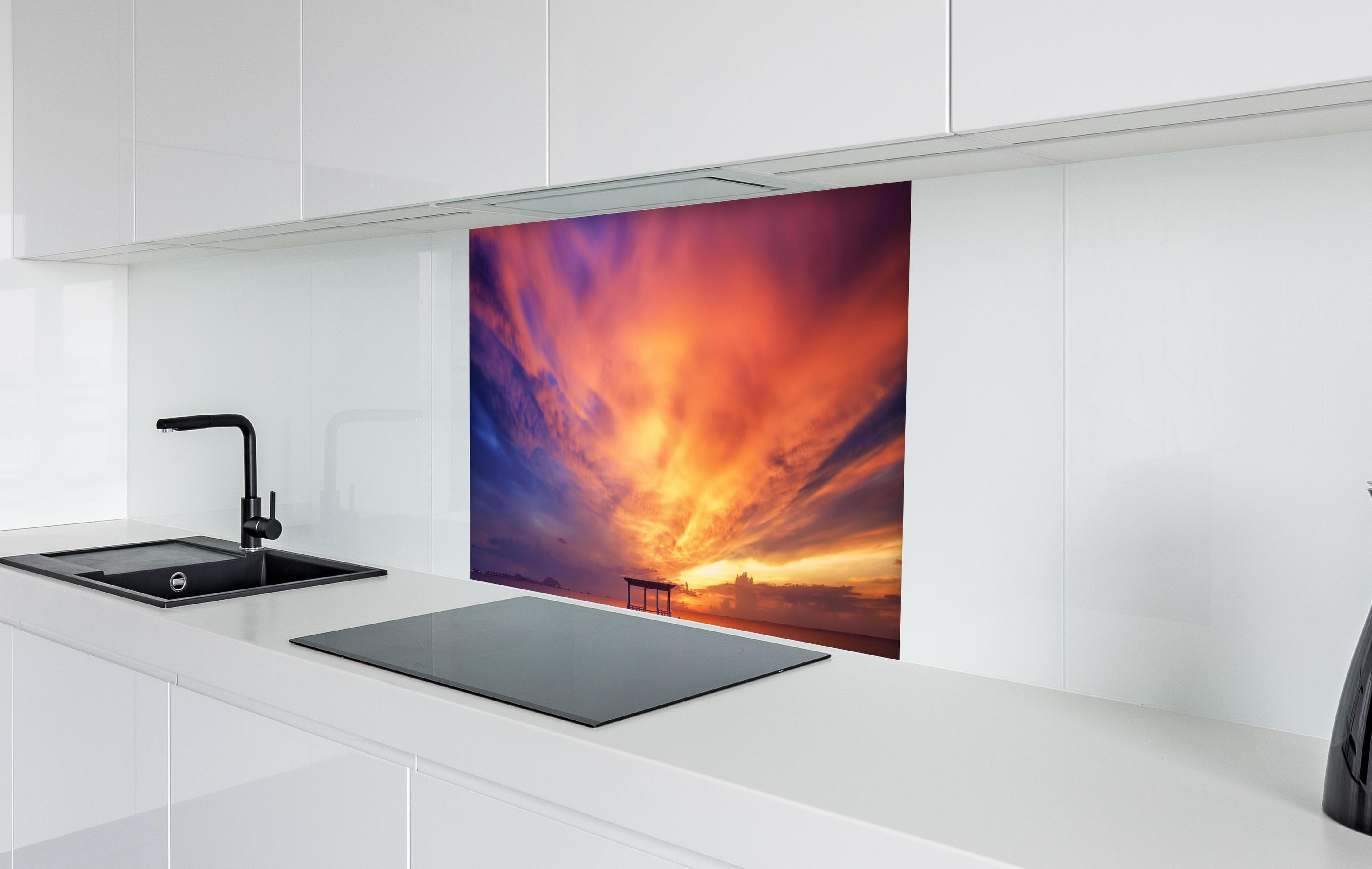 Spritzschutz - bezaubernde Holzbrücke in Chon Buri in weißer Hochglanz-Küche hinter einem Cerankochfeld