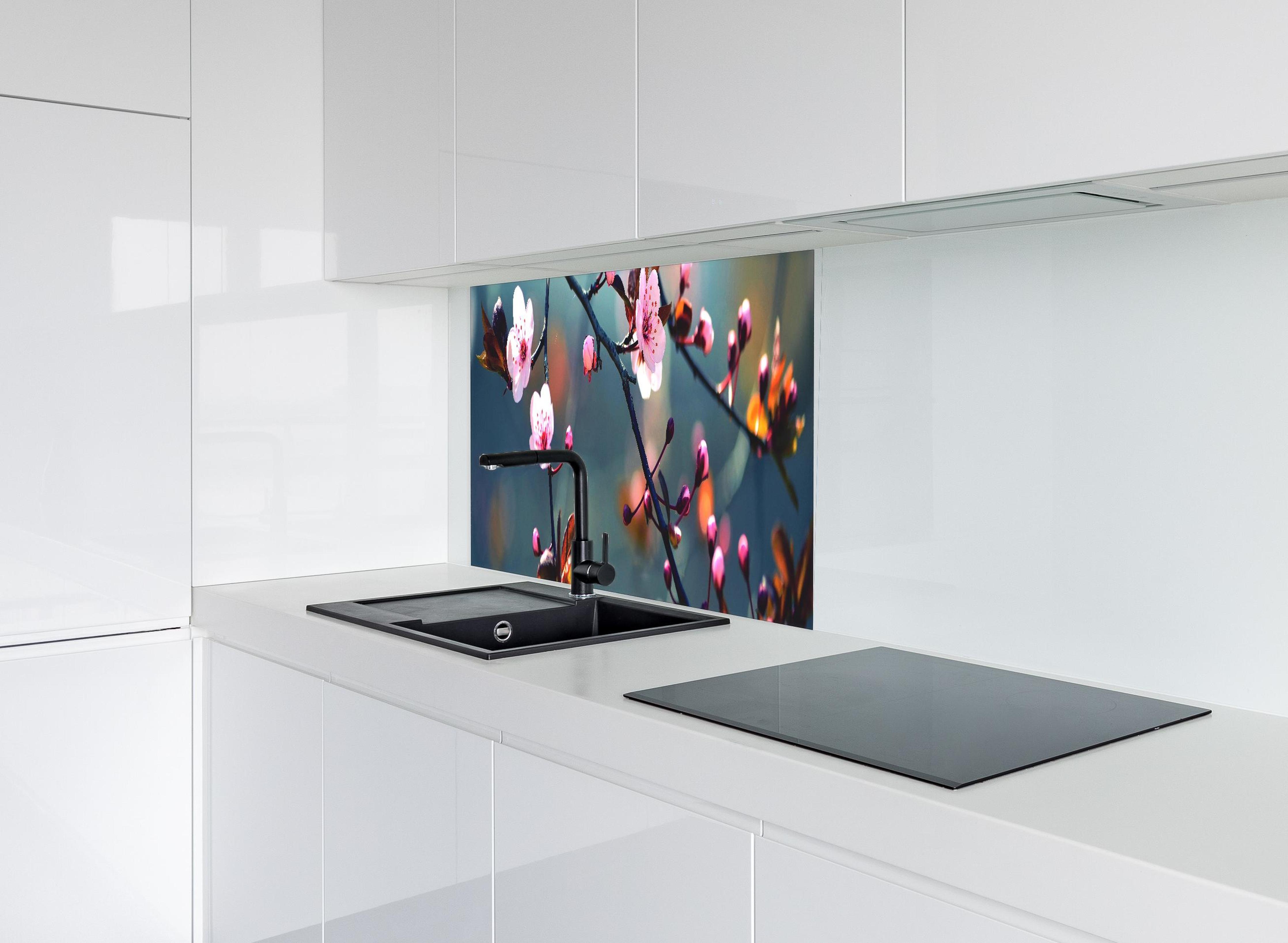 Spritzschutz - blühender japanischer Kirchblütenbaum hinter modernem schwarz-matten Spülbecken in weißer Hochglanz-Küche