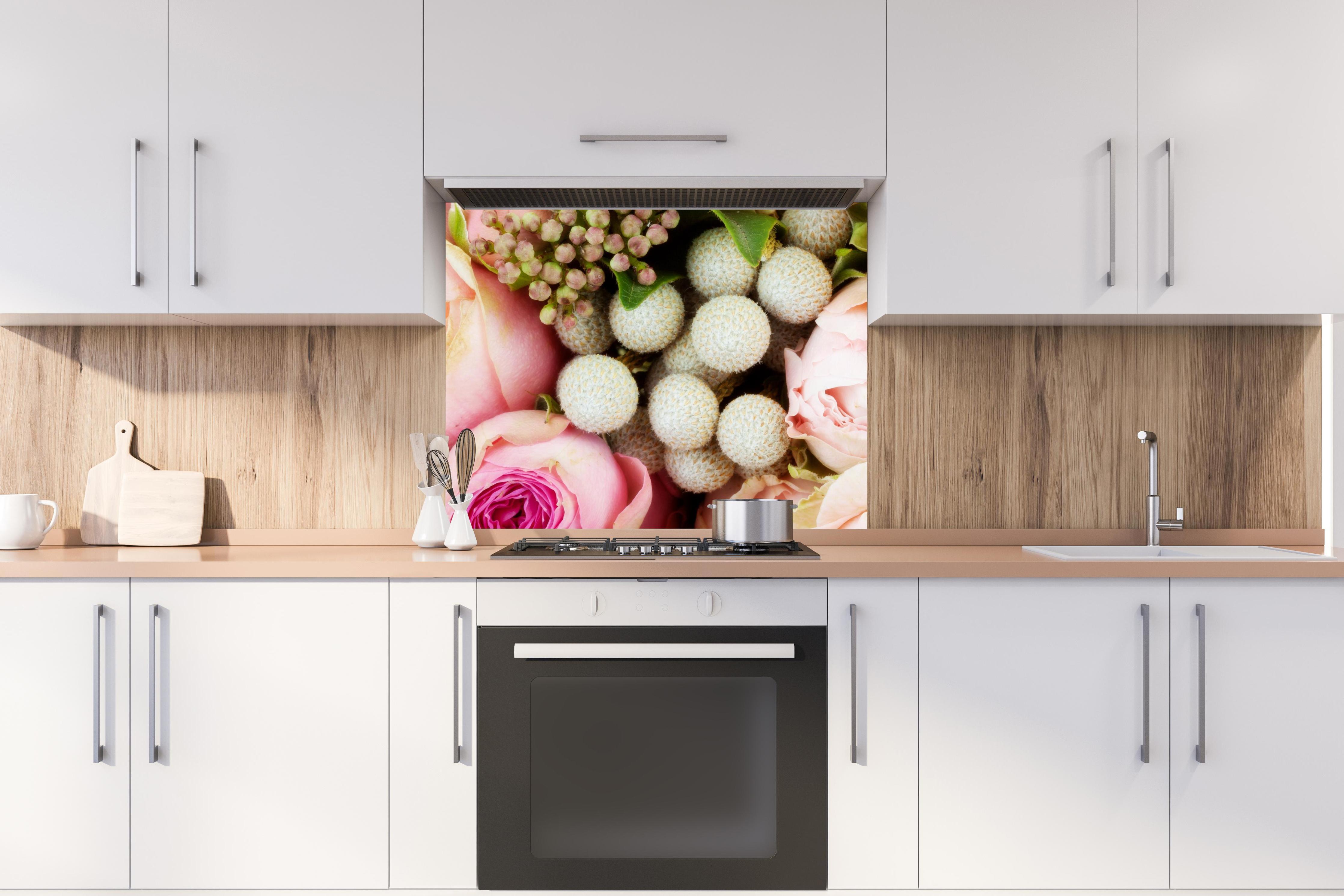 Spritzschutz - bunter sommerlicher Blumenstrauß hinter stilvollem Gasherd unter Dunstabzugshaube