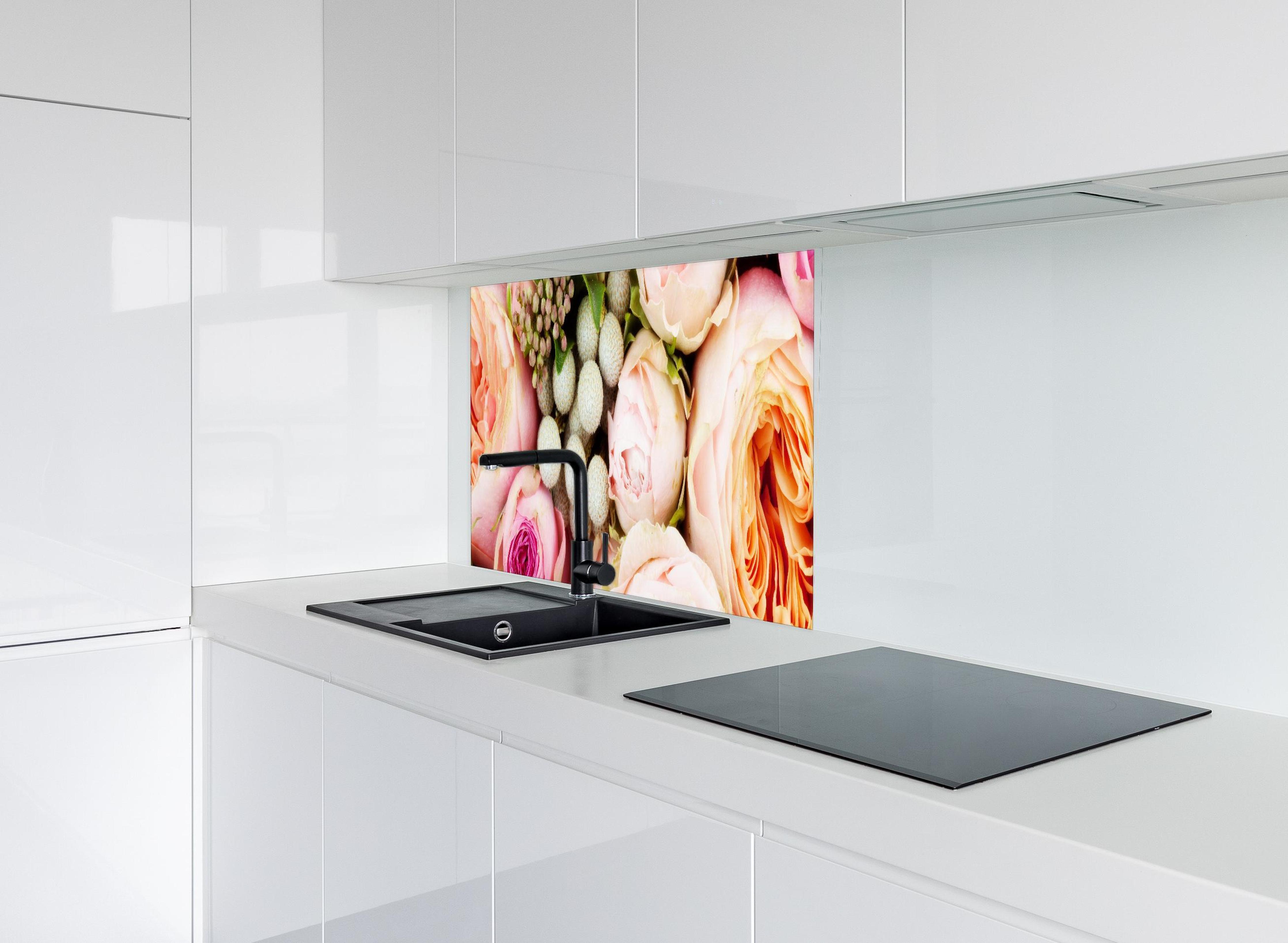 Spritzschutz - bunter sommerlicher Blumenstrauß hinter modernem schwarz-matten Spülbecken in weißer Hochglanz-Küche