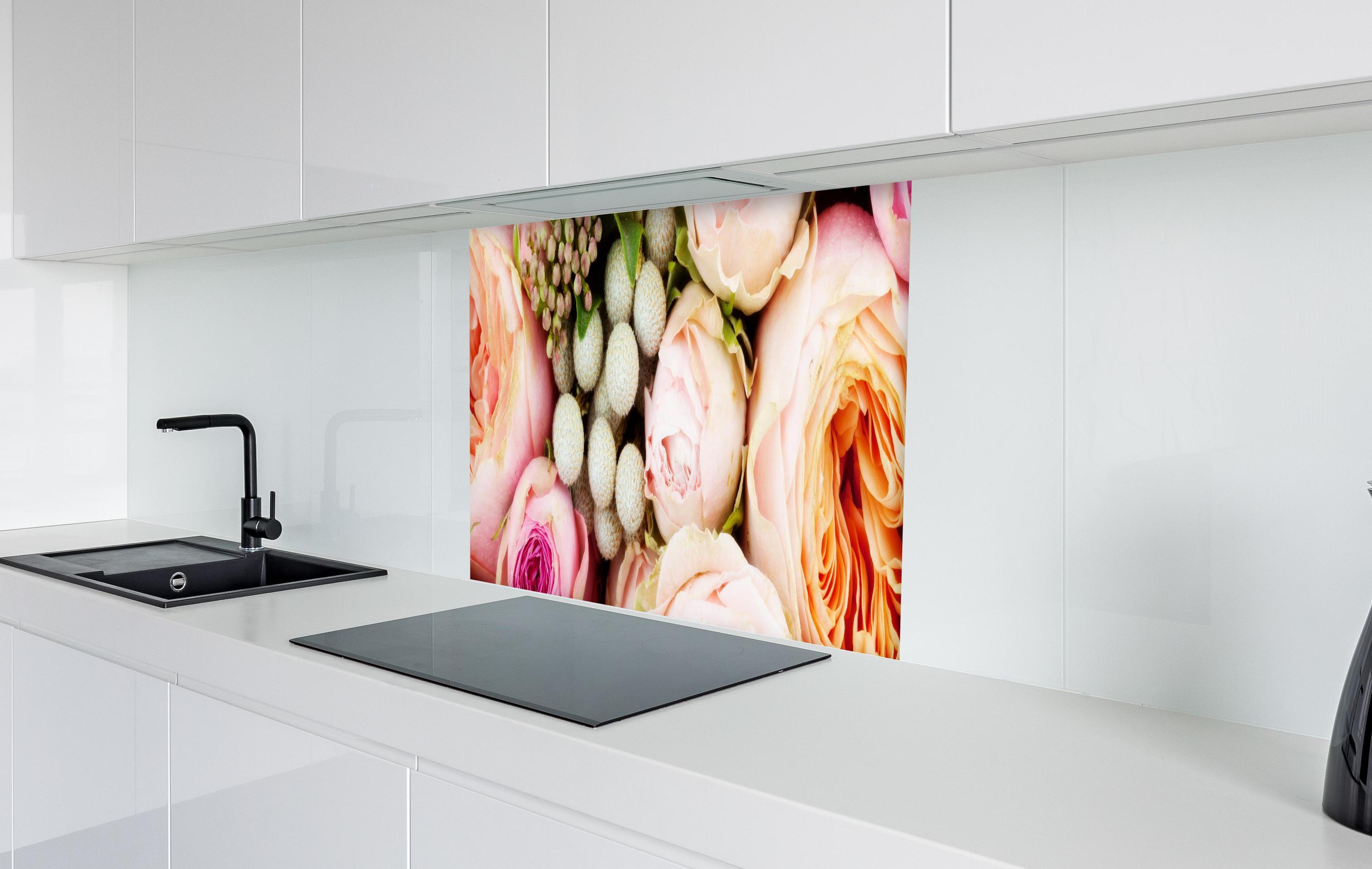 Spritzschutz - bunter sommerlicher Blumenstrauß in weißer Hochglanz-Küche hinter einem Cerankochfeld