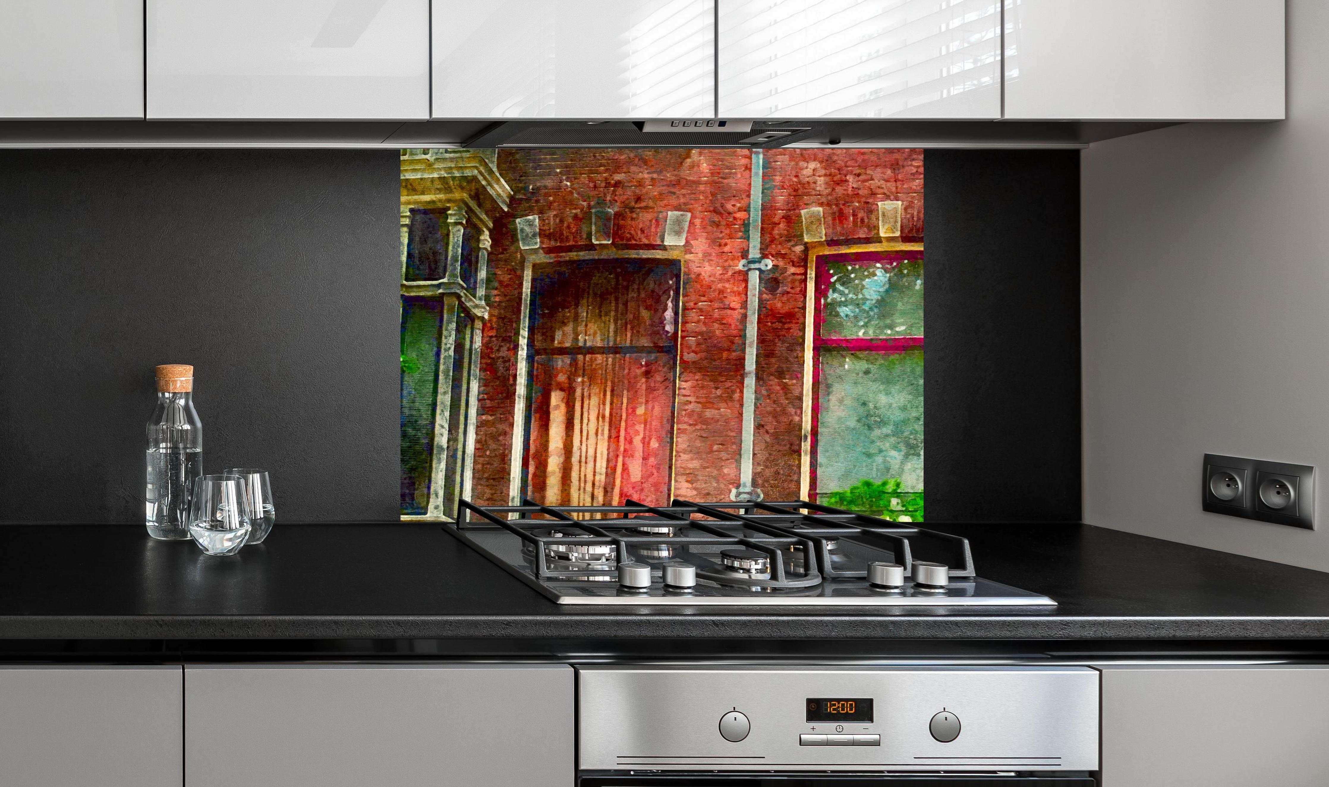 Spritzschutz - buntes Fenster in Amsterdam an edler Anthrazit-Wand hinter silbernem Gasherd