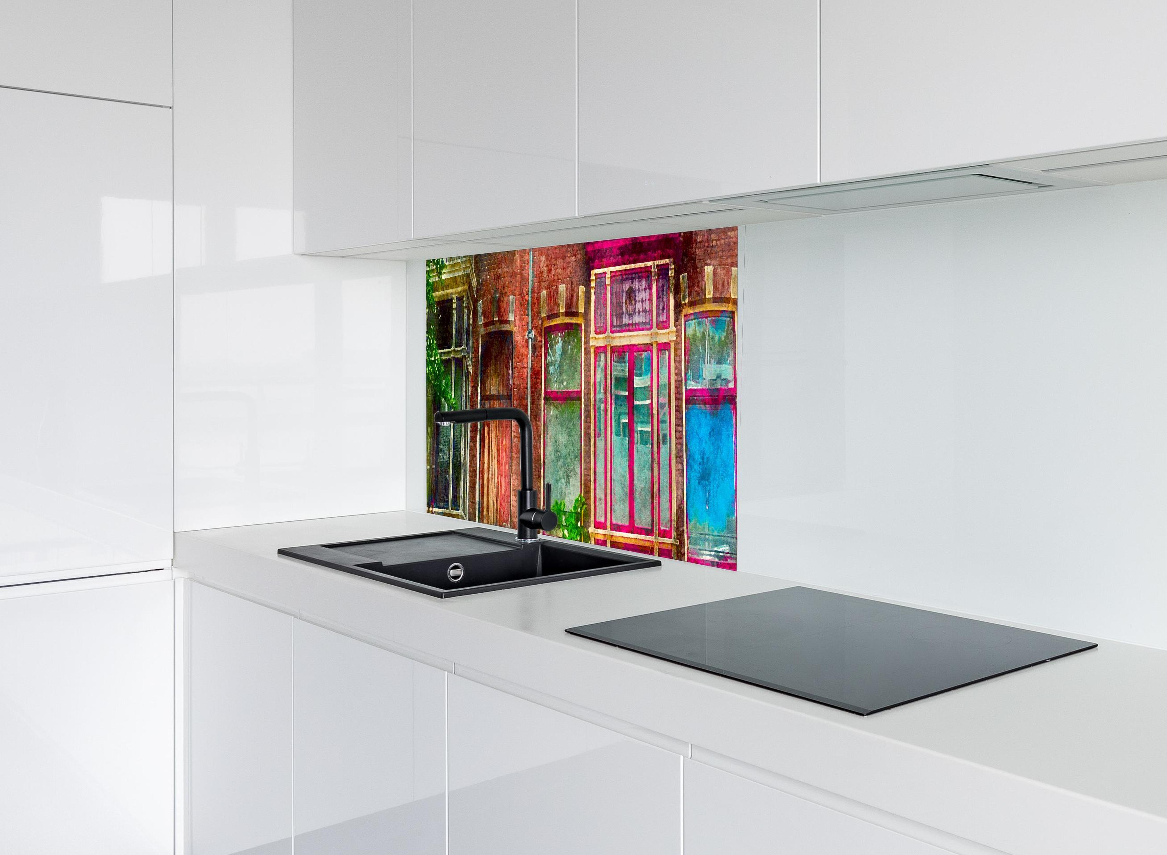 Spritzschutz - buntes Fenster in Amsterdam hinter modernem schwarz-matten Spülbecken in weißer Hochglanz-Küche