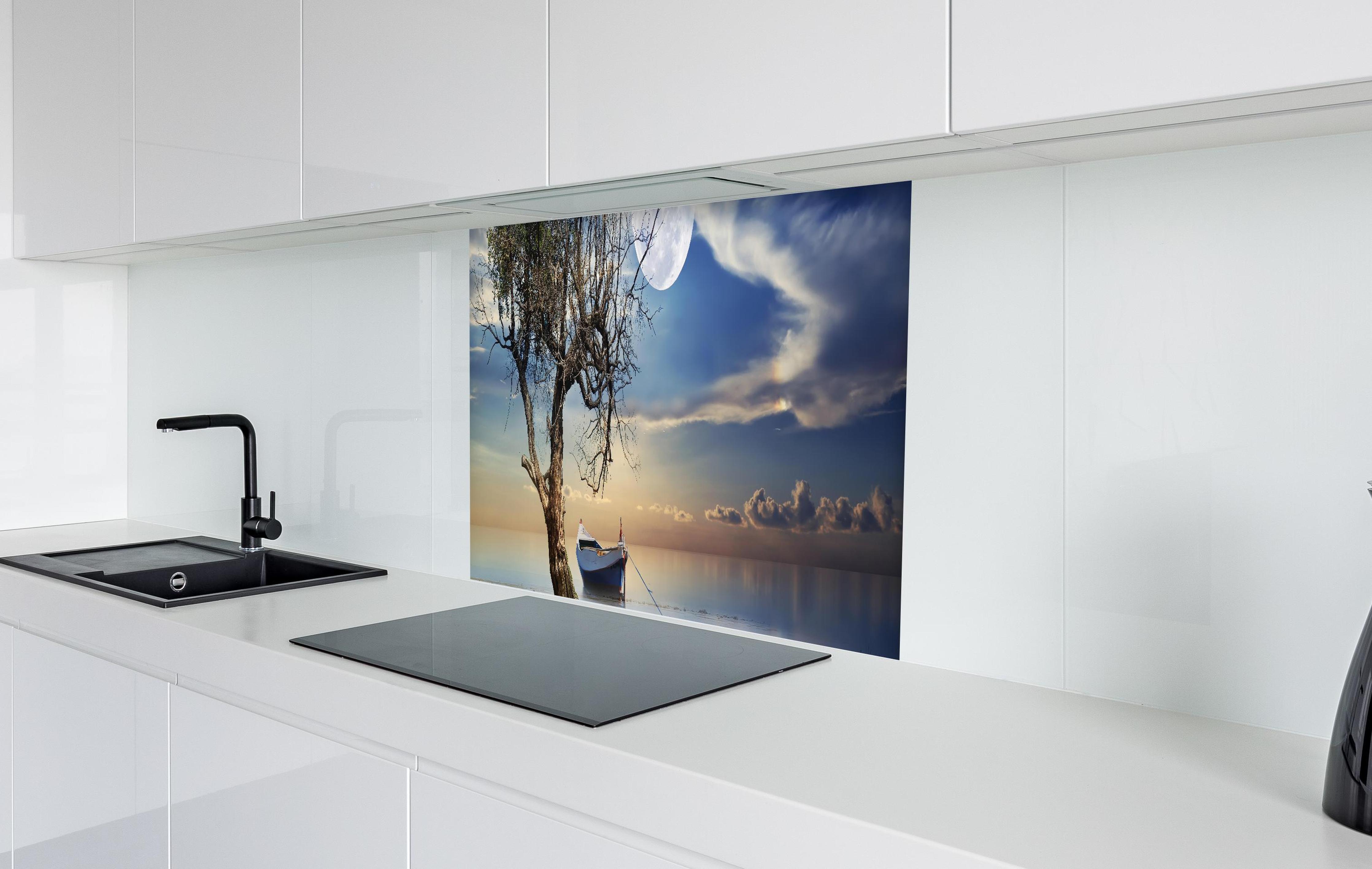 Spritzschutz - einsamer Baum am Strand in weißer Hochglanz-Küche hinter einem Cerankochfeld