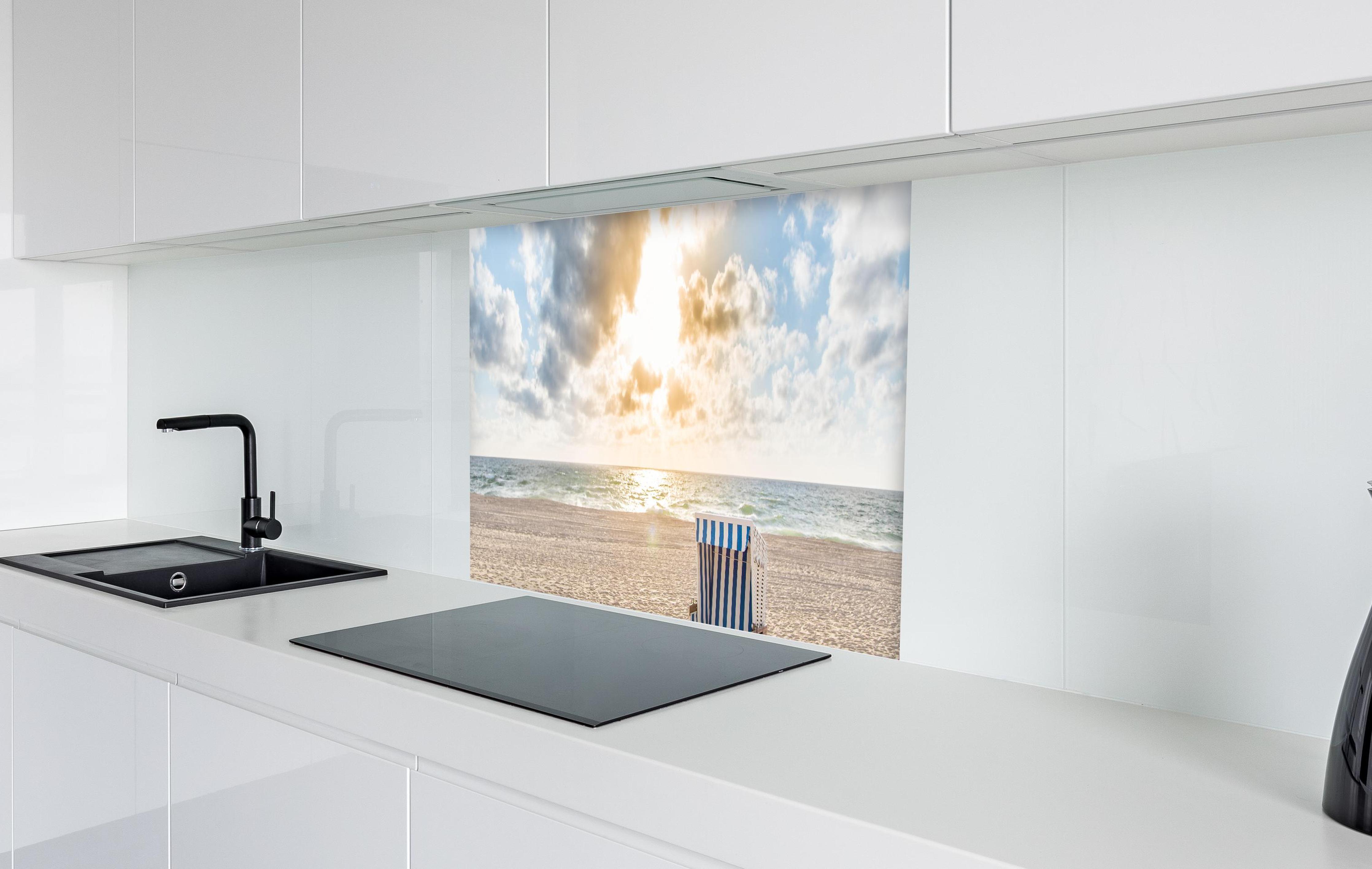 Spritzschutz - einzelner Strandkorb an der Nordsee in weißer Hochglanz-Küche hinter einem Cerankochfeld