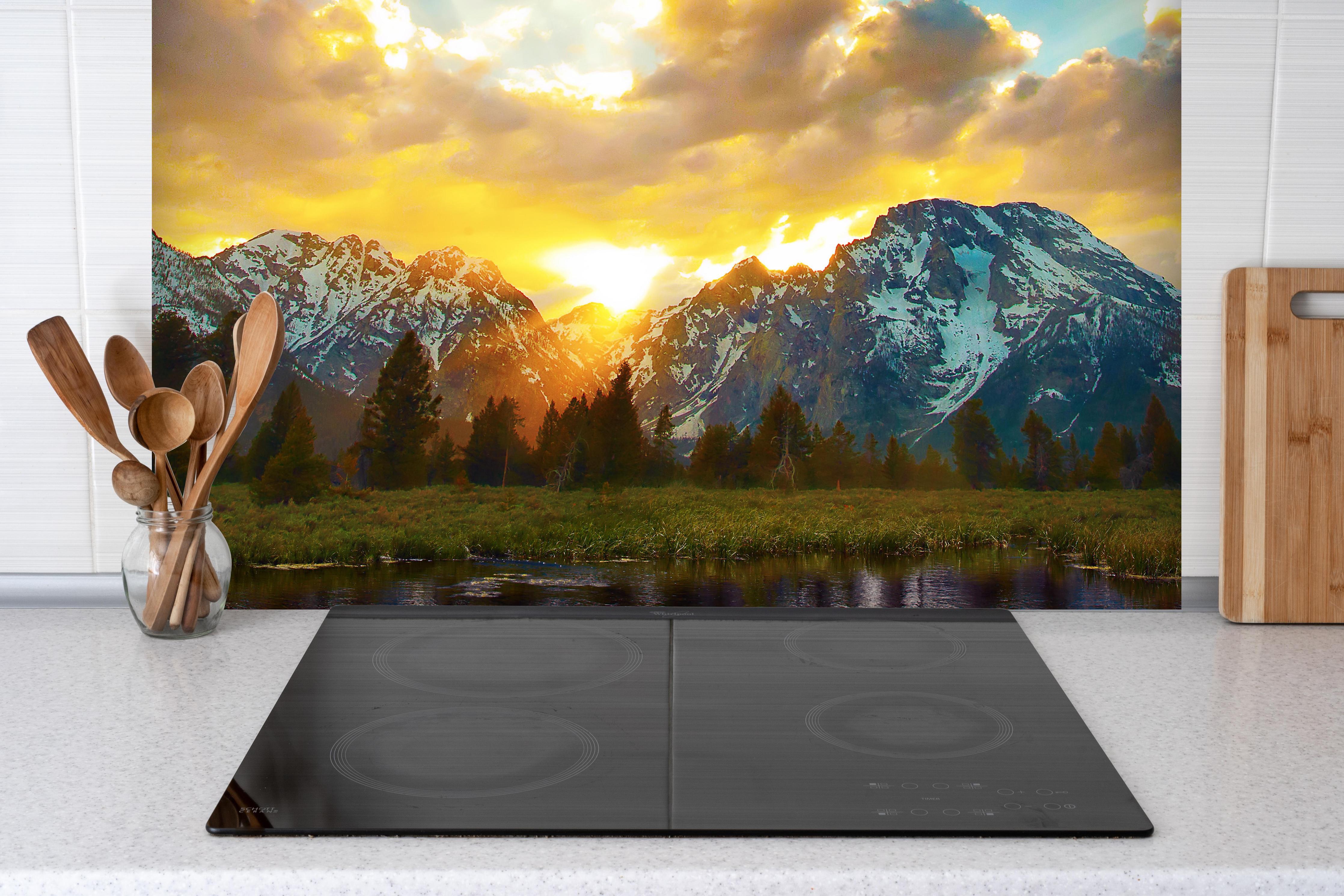 Spritzschutz - einzigartiges Lichtspiel im Grand Teton hinter einem Cerankochfeld zwischen Holz-Kochutensilien