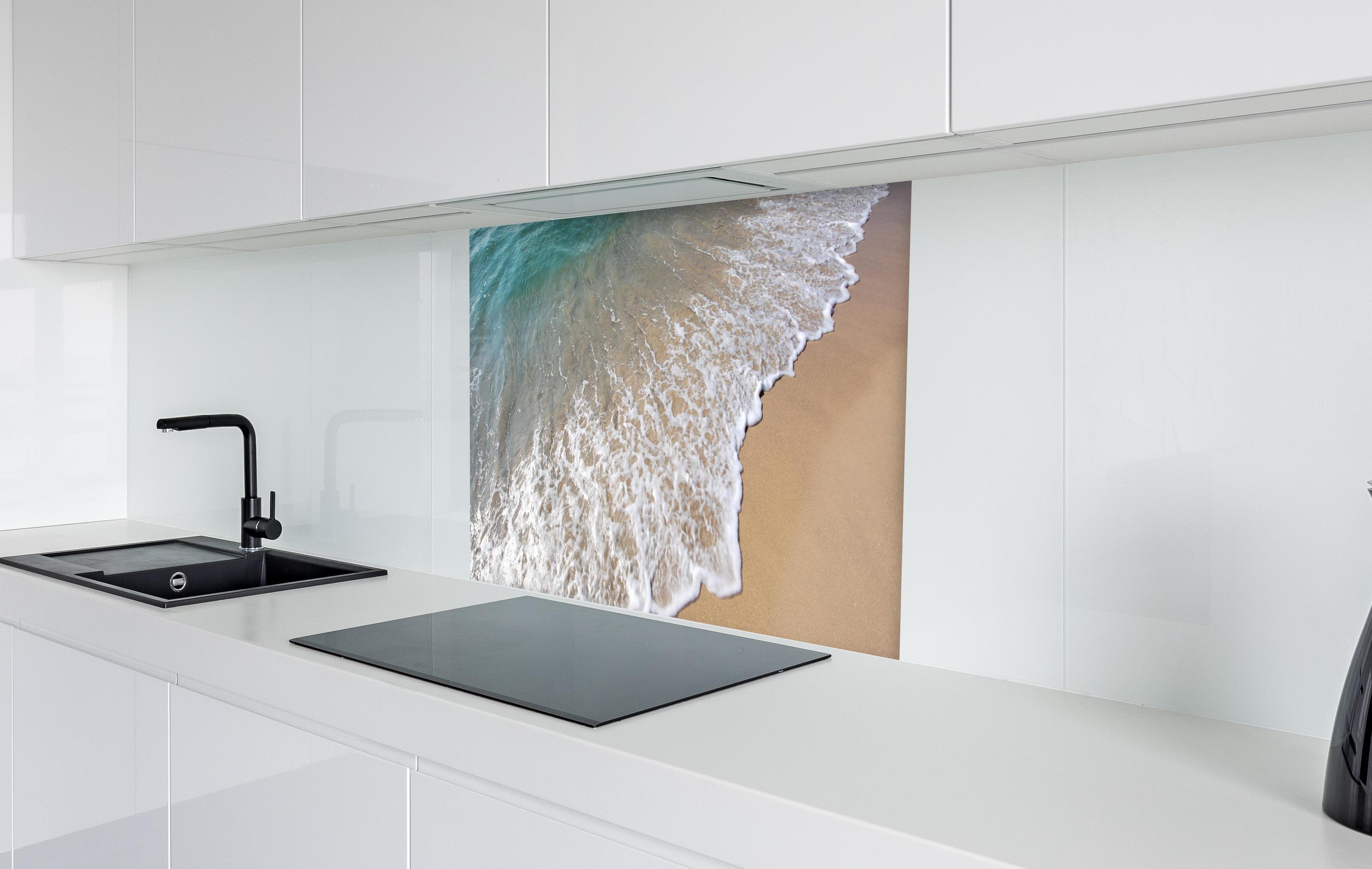 Spritzschutz - friedlicher Strand in Grieschenland in weißer Hochglanz-Küche hinter einem Cerankochfeld