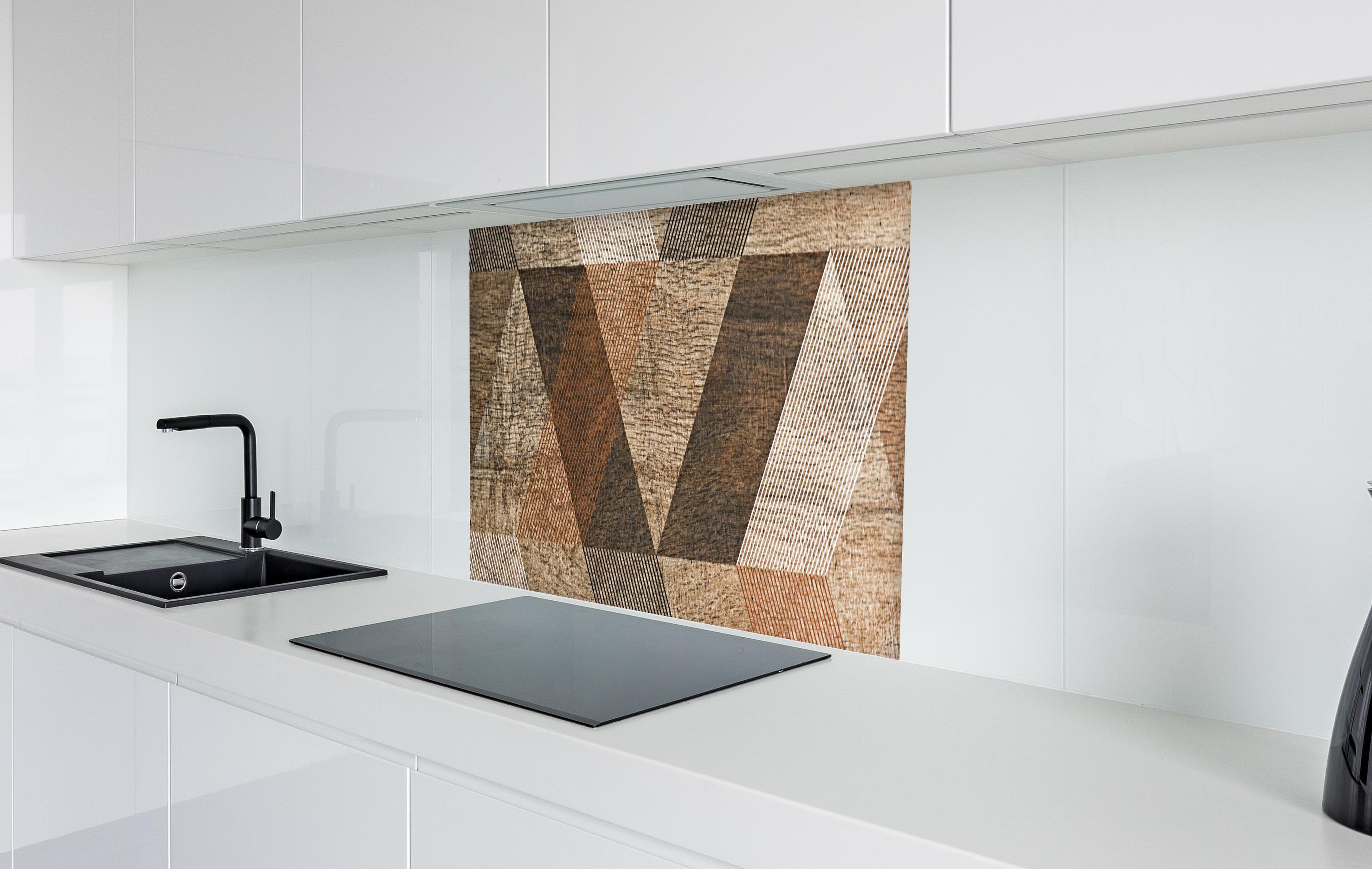 Spritzschutz - geometrisches Mosaik Design in weißer Hochglanz-Küche hinter einem Cerankochfeld
