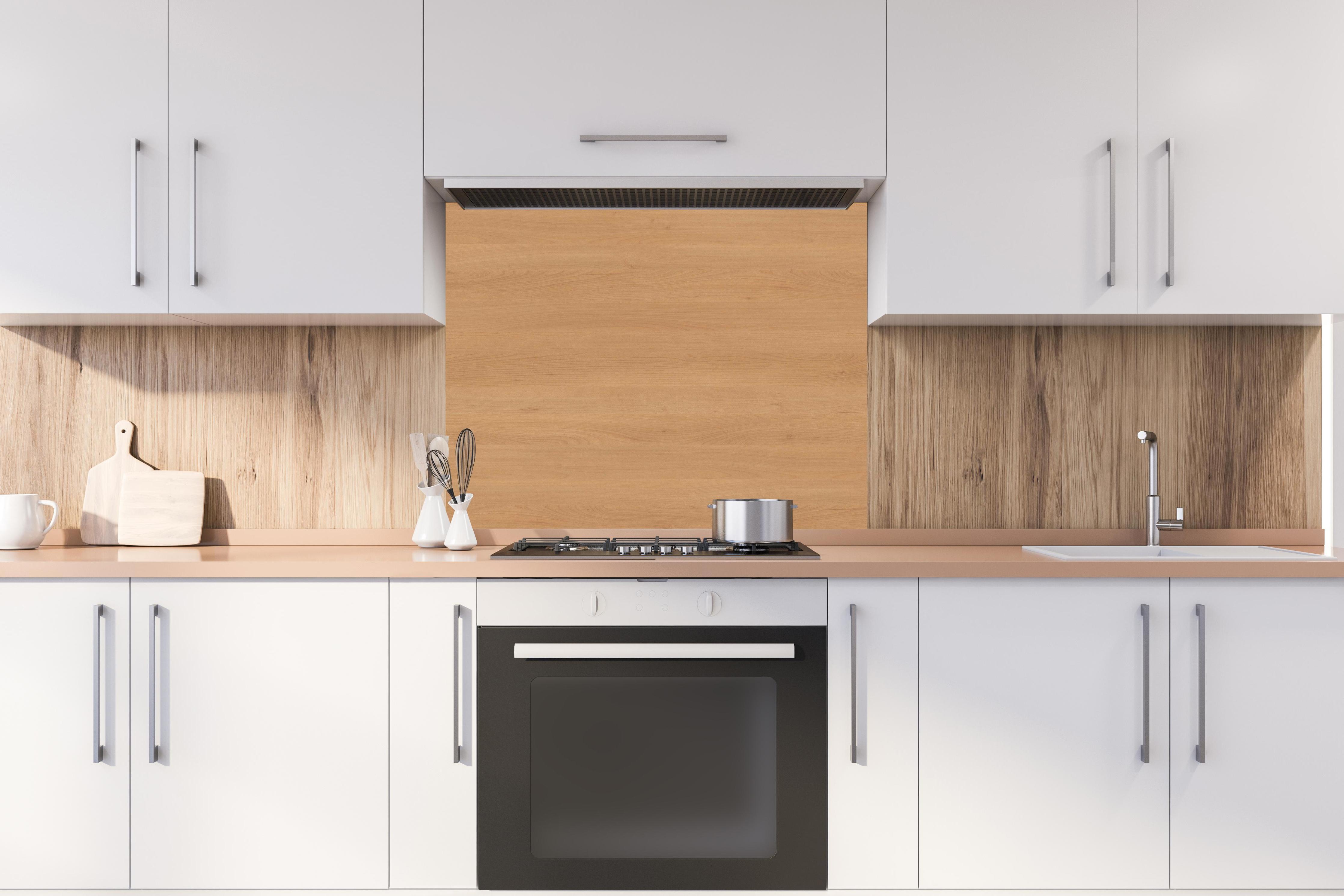 Spritzschutz - harmonisches Natur Holz hinter stilvollem Gasherd unter Dunstabzugshaube