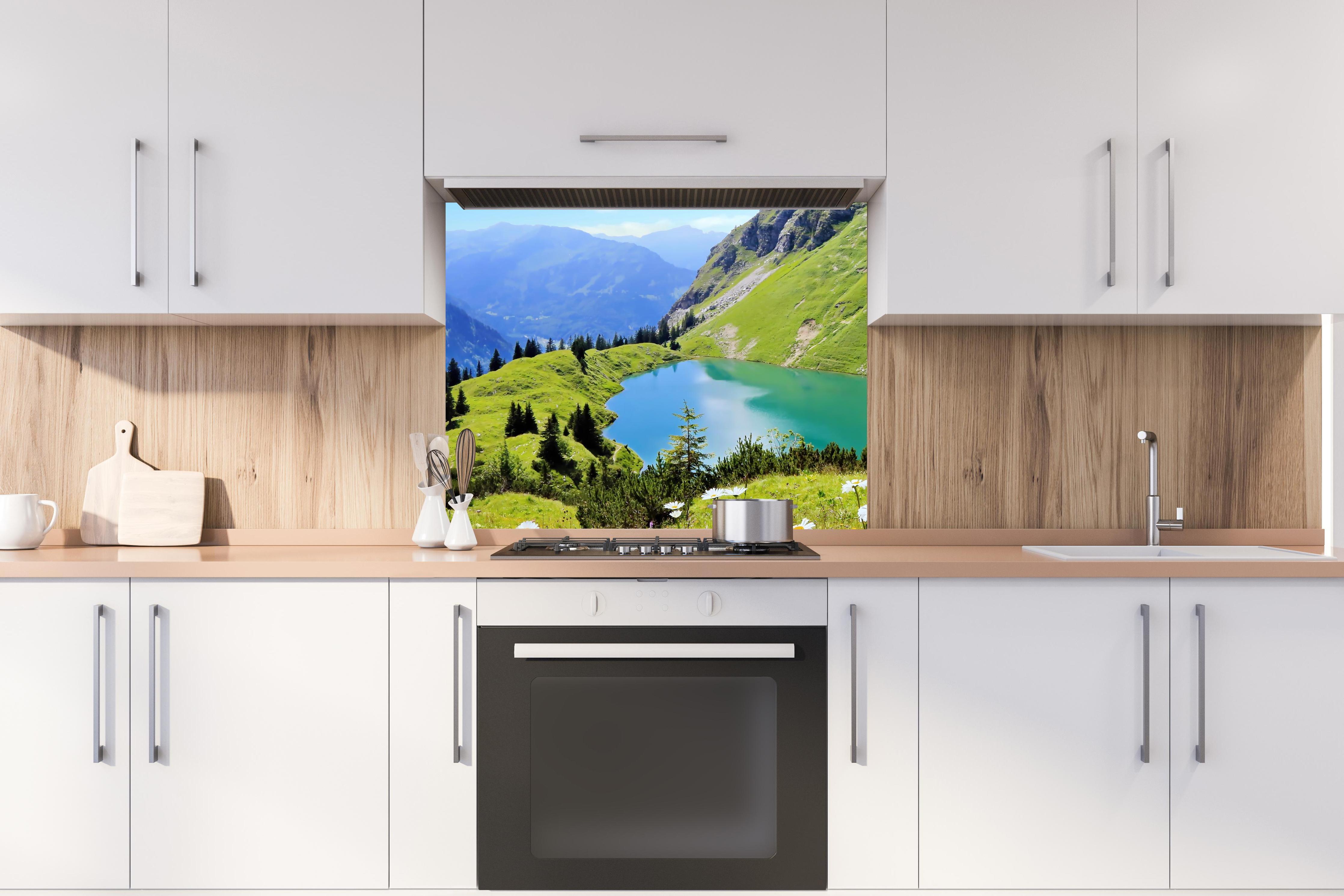 Spritzschutz - idyllischer Seealpsee hinter stilvollem Gasherd unter Dunstabzugshaube