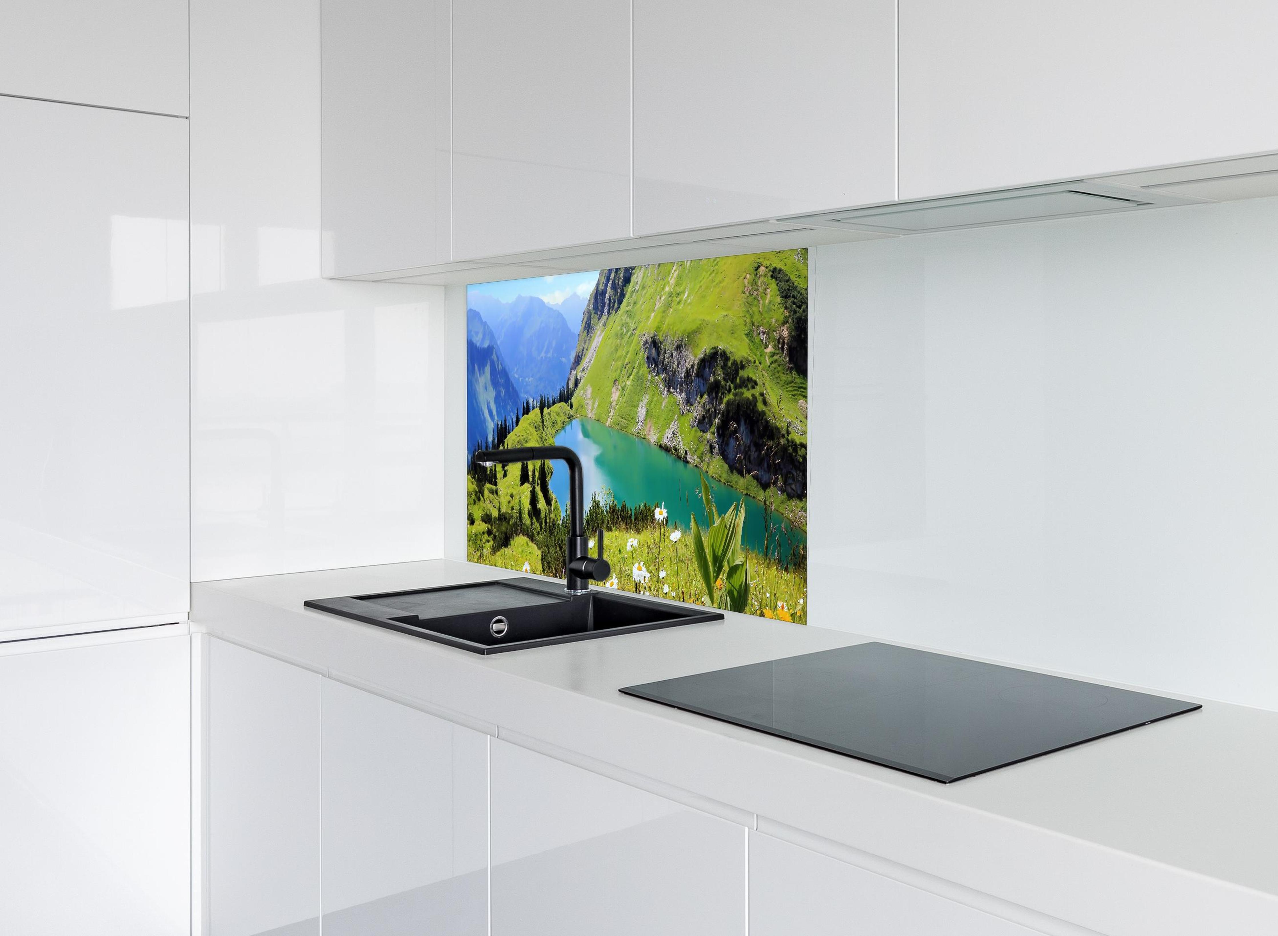 Spritzschutz - idyllischer Seealpsee hinter modernem schwarz-matten Spülbecken in weißer Hochglanz-Küche