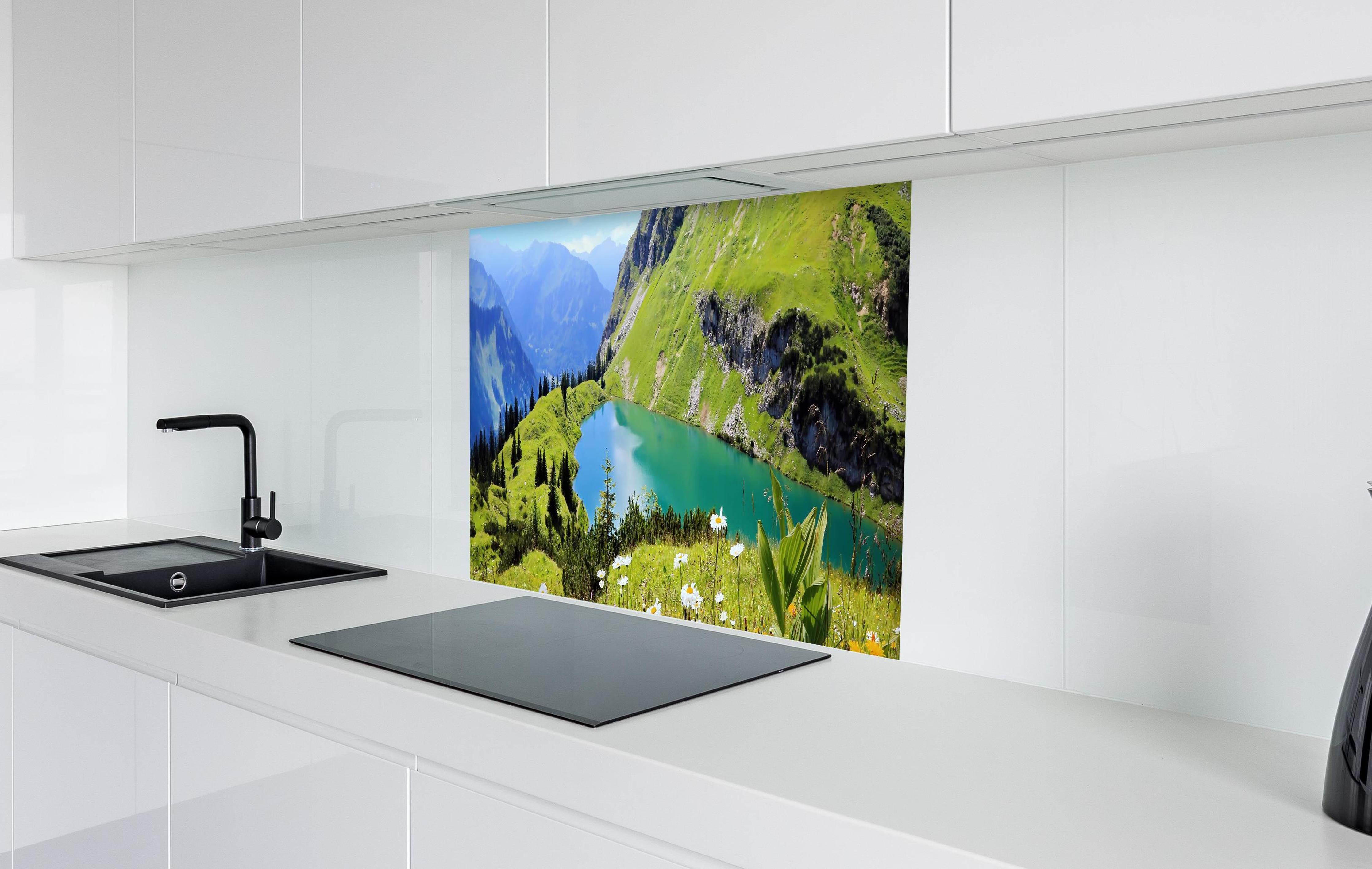 Spritzschutz - idyllischer Seealpsee in weißer Hochglanz-Küche hinter einem Cerankochfeld