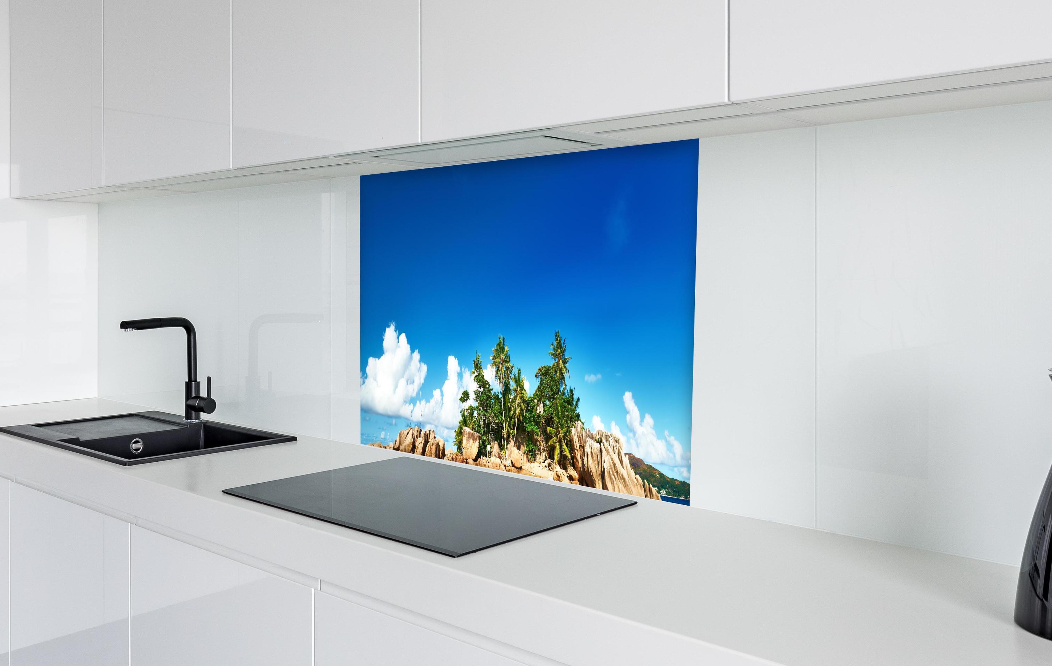 Spritzschutz - kleine tropische Insel vor Sankt Pierre in weißer Hochglanz-Küche hinter einem Cerankochfeld