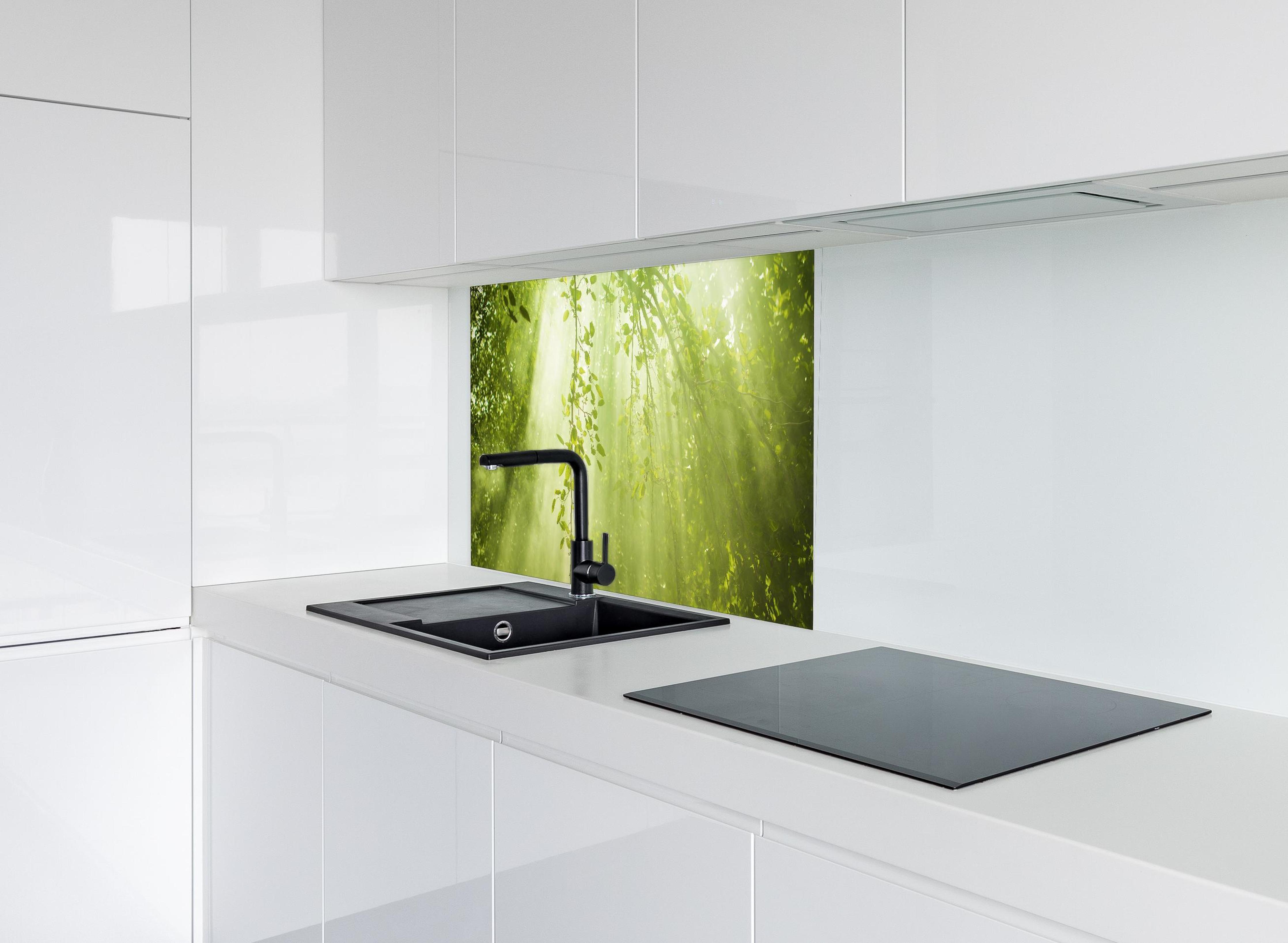Spritzschutz - mystischer Grüner Wald mit Sonnenstrahl hinter modernem schwarz-matten Spülbecken in weißer Hochglanz-Küche
